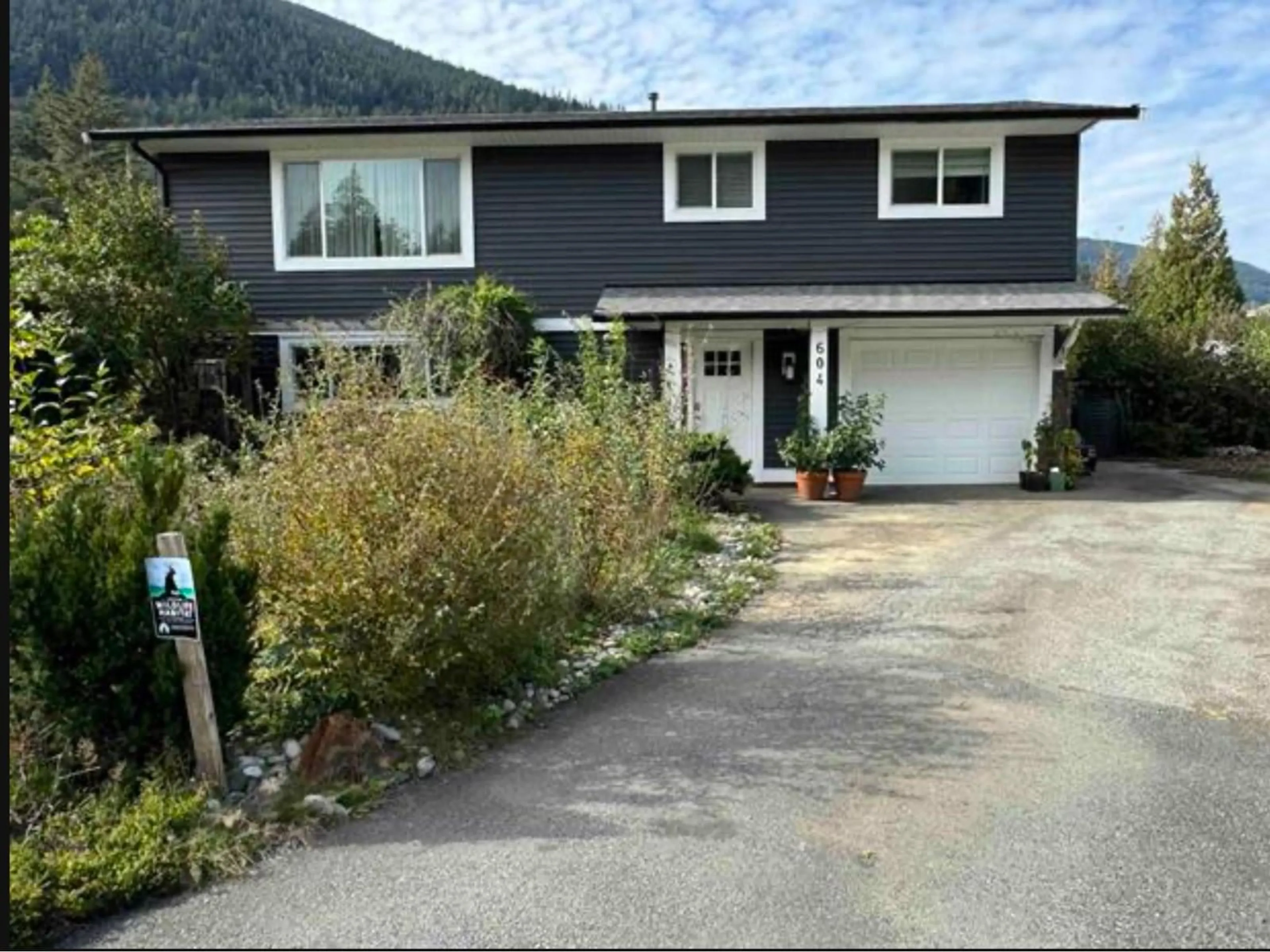 A pic from outside/outdoor area/front of a property/back of a property/a pic from drone, mountain view for 604 LAKBERG CRESCENT, Harrison Hot Springs British Columbia V0M1K0