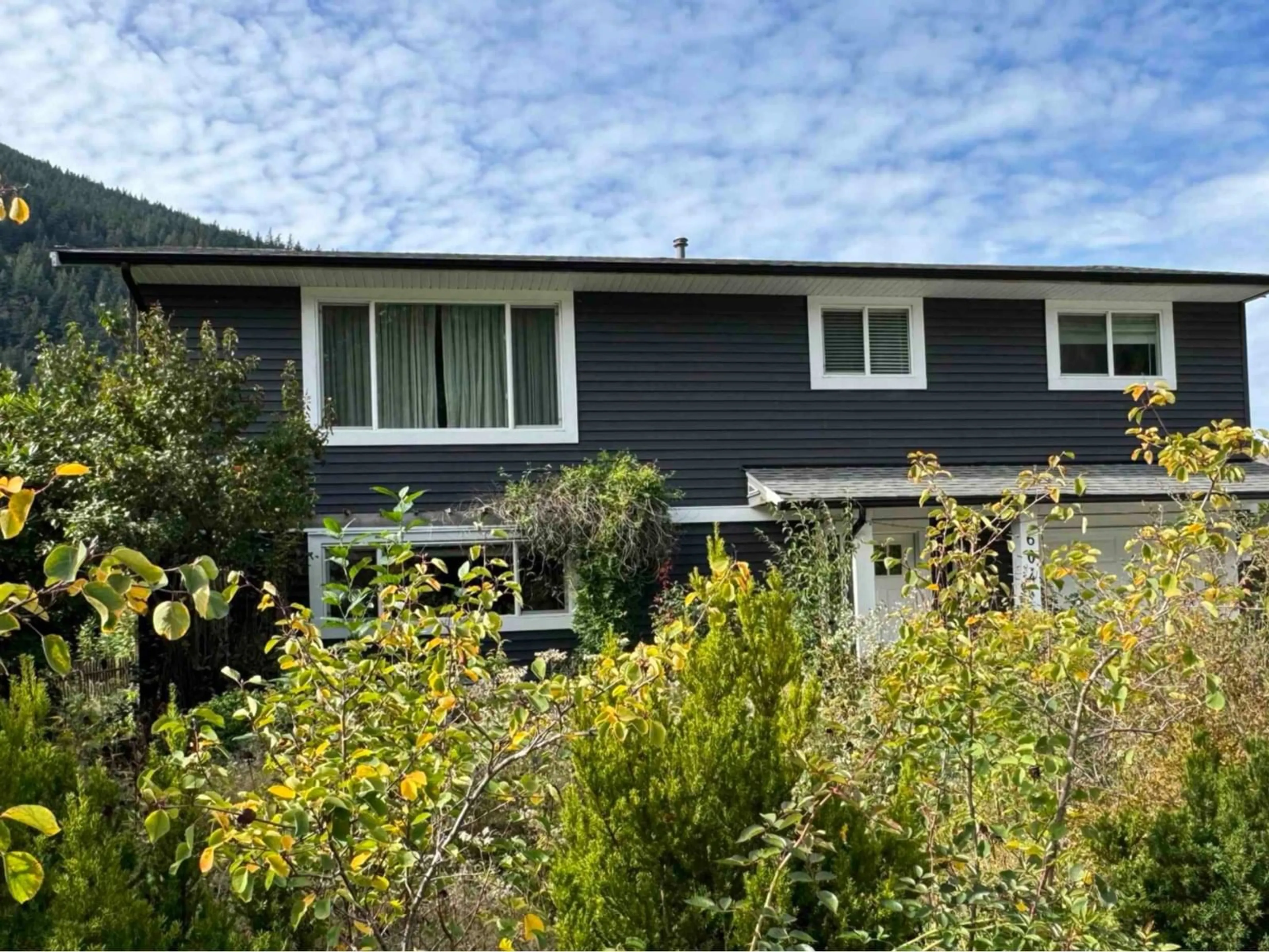 Home with vinyl exterior material, street for 604 LAKBERG CRESCENT, Harrison Hot Springs British Columbia V0M1K0