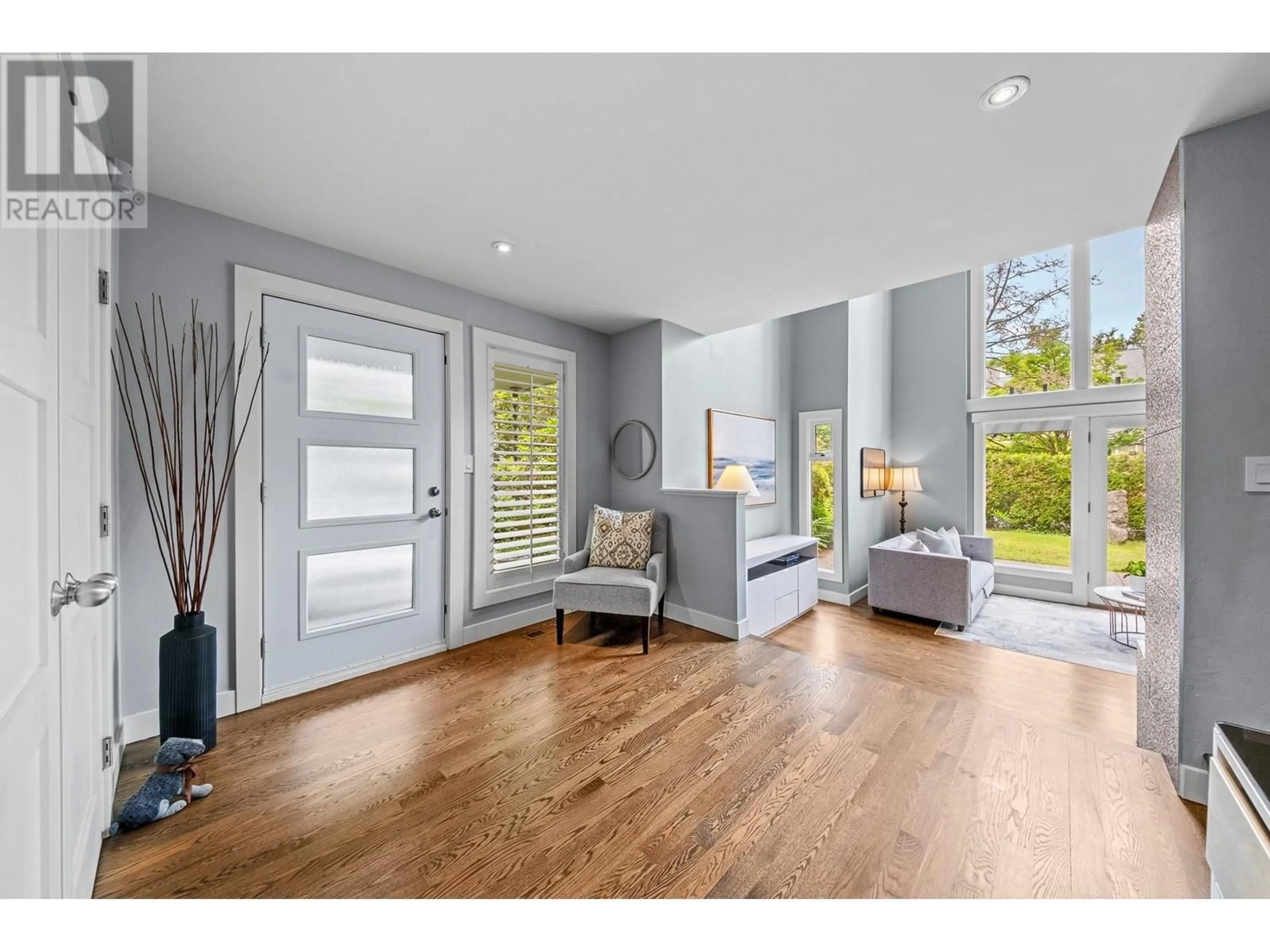 Indoor entryway for 1906 14TH AVENUE, Vancouver British Columbia V6J2K2