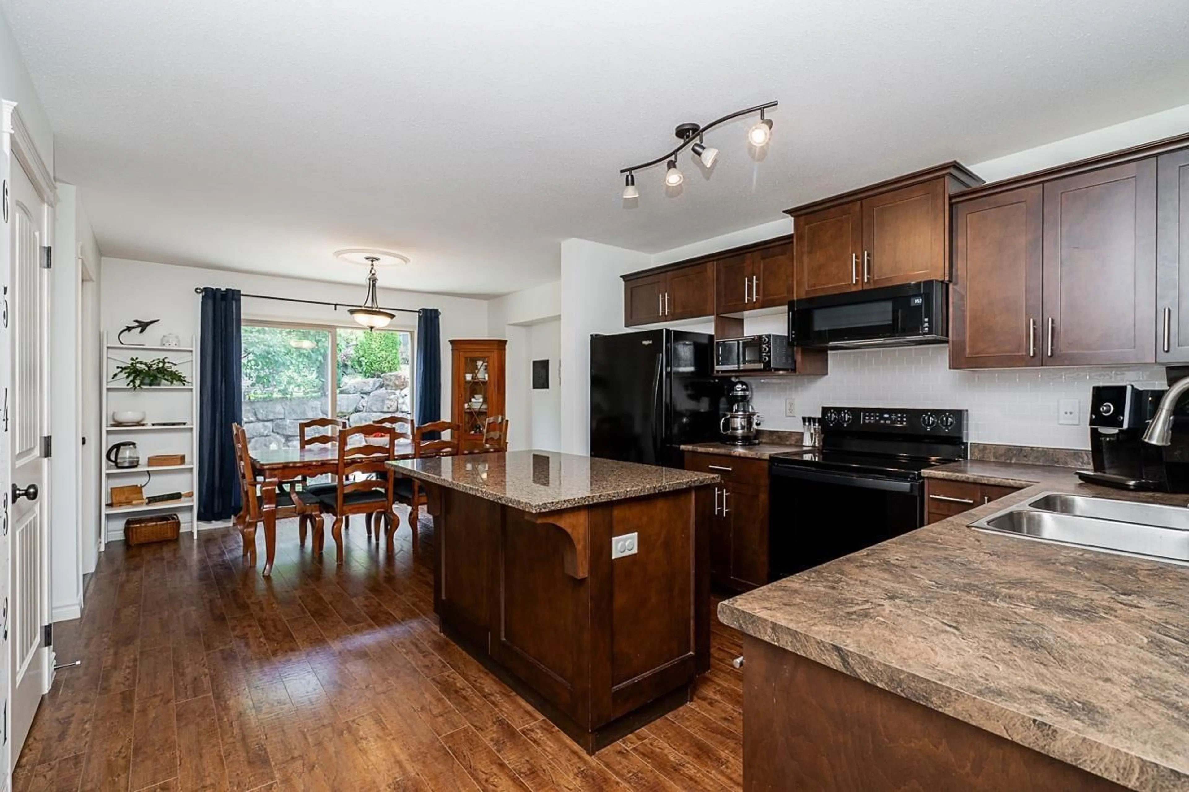 Open concept kitchen, wood/laminate floor for 27 - 36169 LOWER SUMAS MOUNTAIN, Abbotsford British Columbia V3G0B5