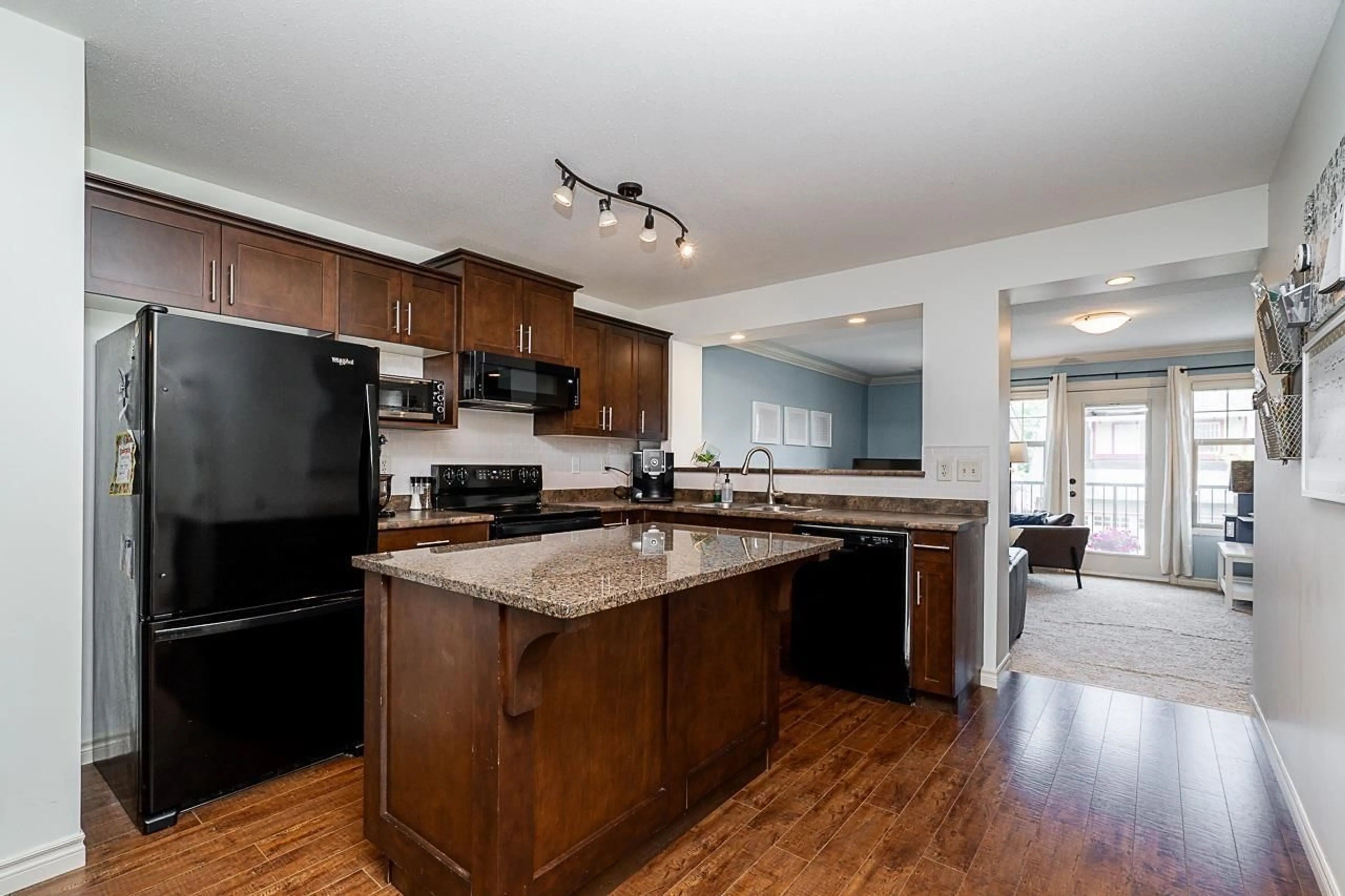 Open concept kitchen, wood/laminate floor for 27 - 36169 LOWER SUMAS MOUNTAIN, Abbotsford British Columbia V3G0B5