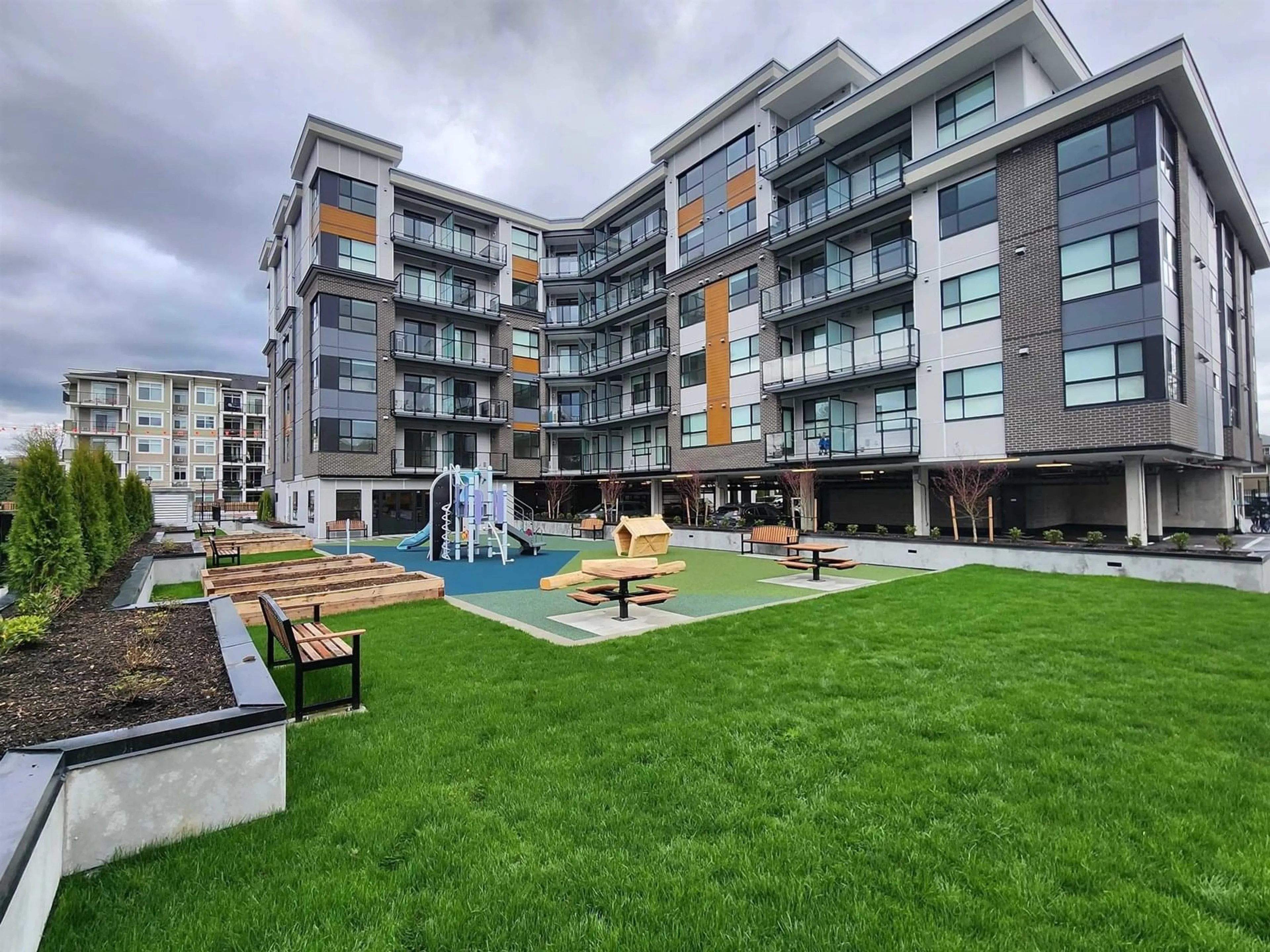 Patio, building for 213 - 20695 EASTLEIGH, Langley British Columbia V3A0P7