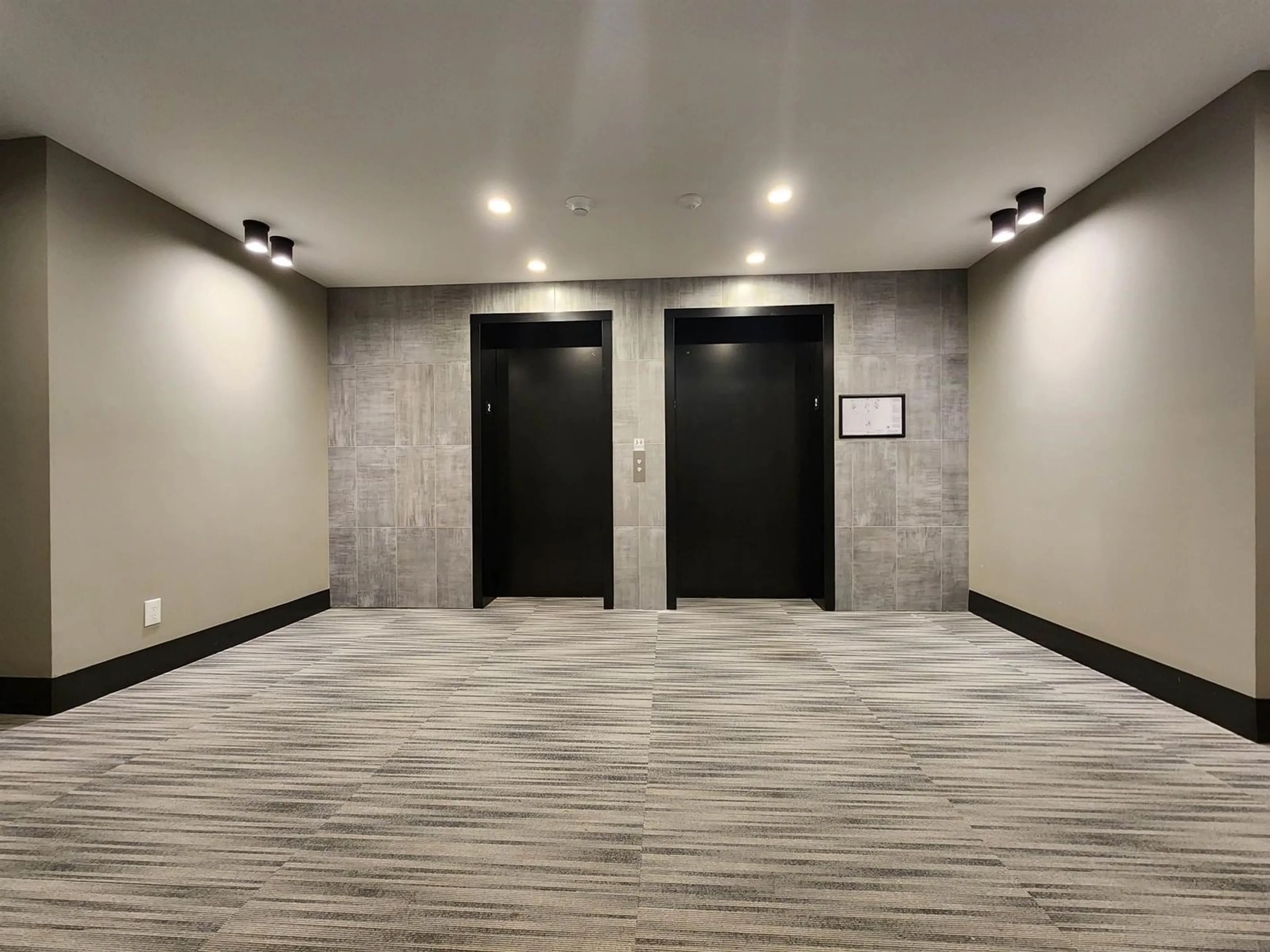 Indoor foyer for 213 - 20695 EASTLEIGH, Langley British Columbia V3A0P7