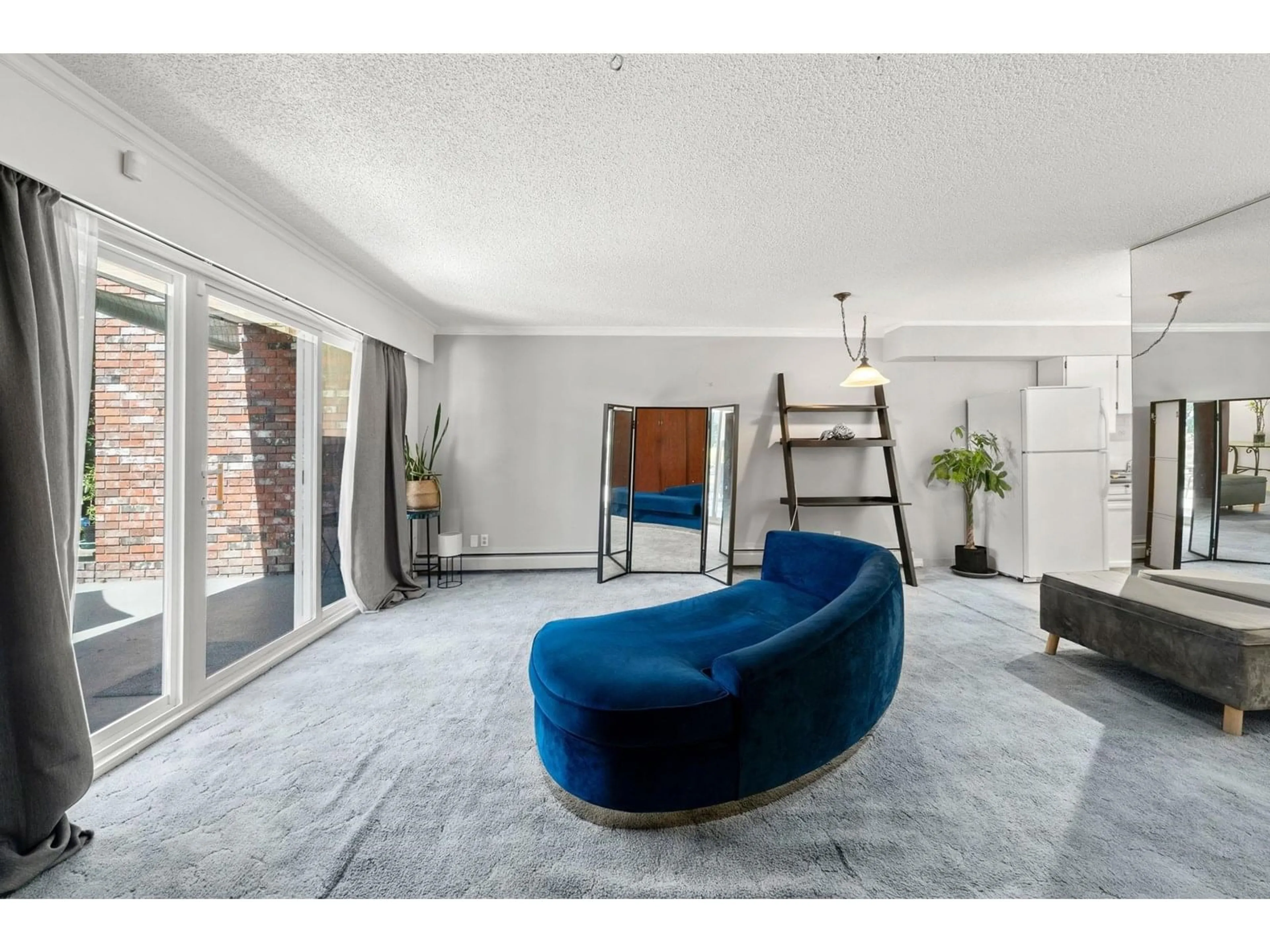 Living room with furniture, unknown for 101 - 1520 BLACKWOOD, White Rock British Columbia V4B3V4