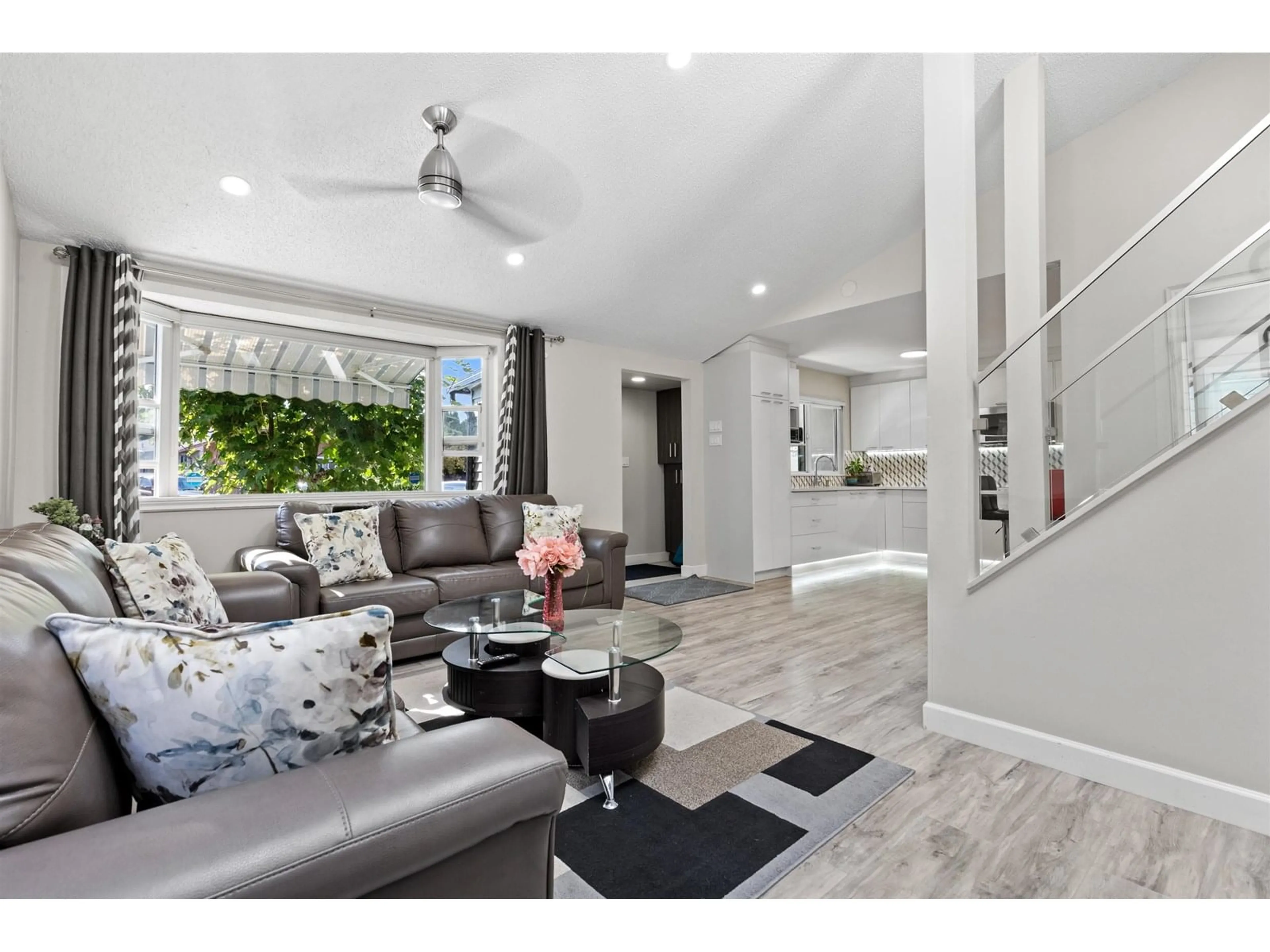 Living room with furniture, unknown for 7294 129B, Surrey British Columbia V3W6Z8