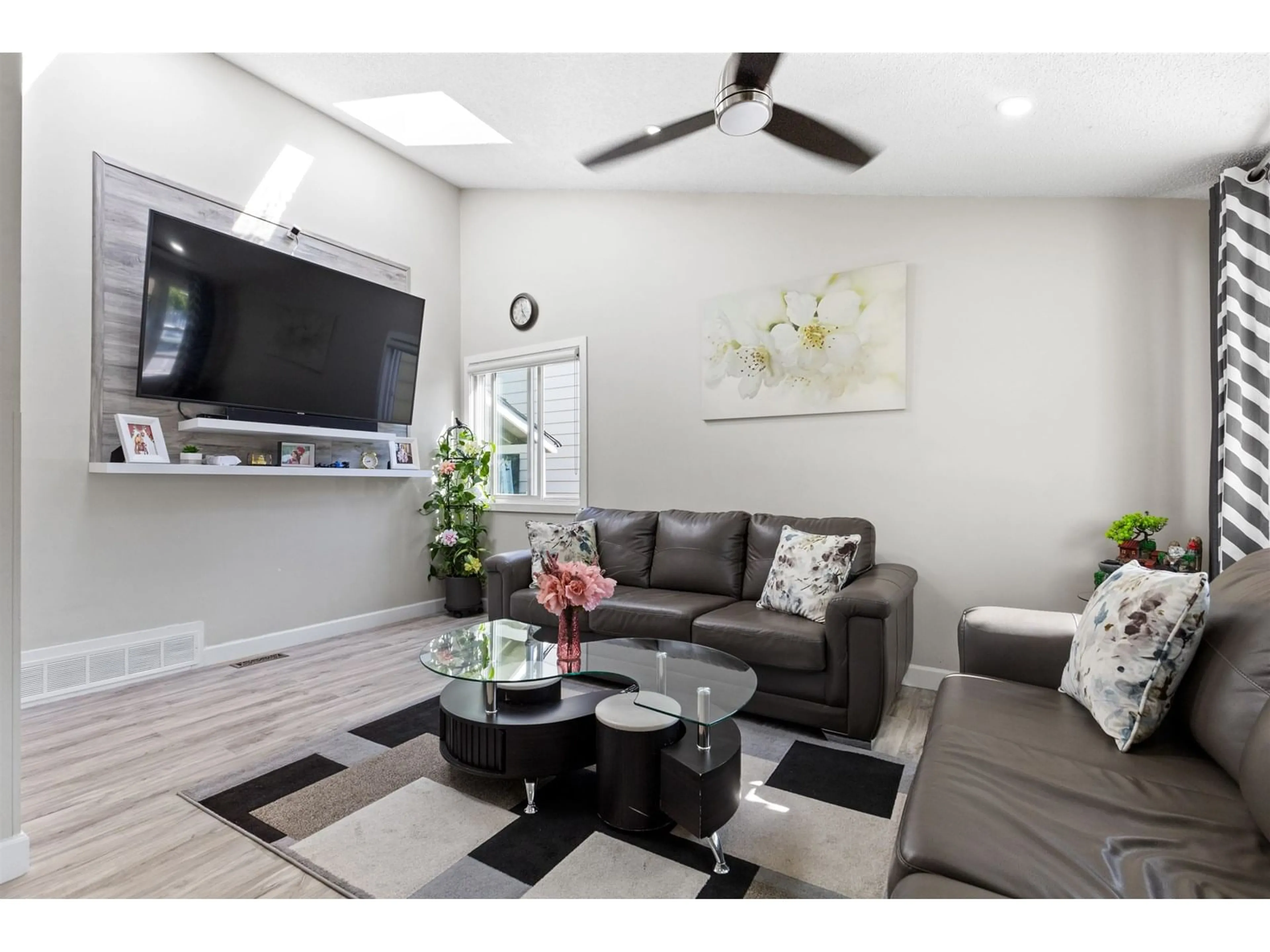 Living room with furniture, unknown for 7294 129B, Surrey British Columbia V3W6Z8