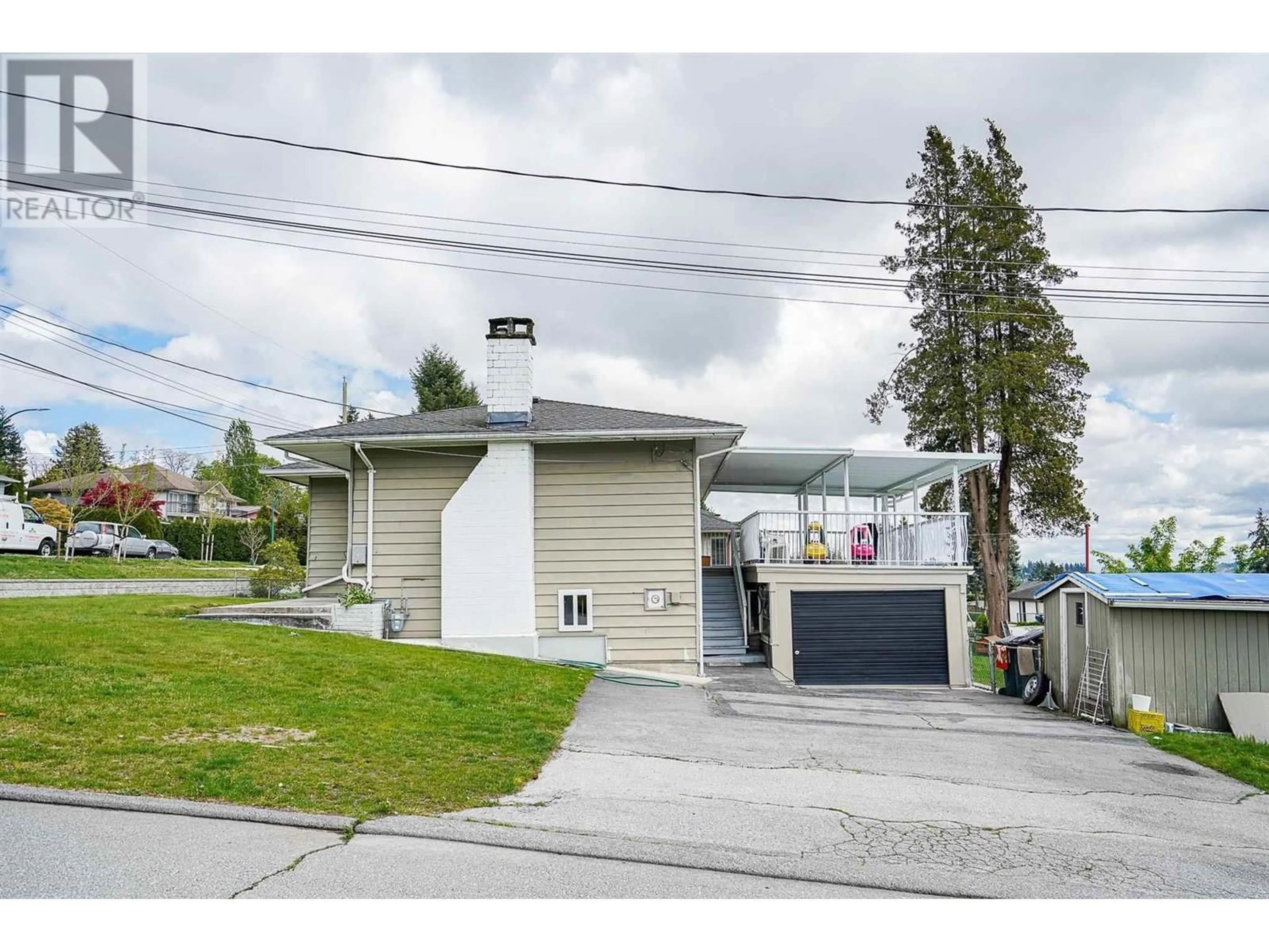 A pic from outside/outdoor area/front of a property/back of a property/a pic from drone, street for 946 QUADLING AVENUE, Coquitlam British Columbia V3K2A7