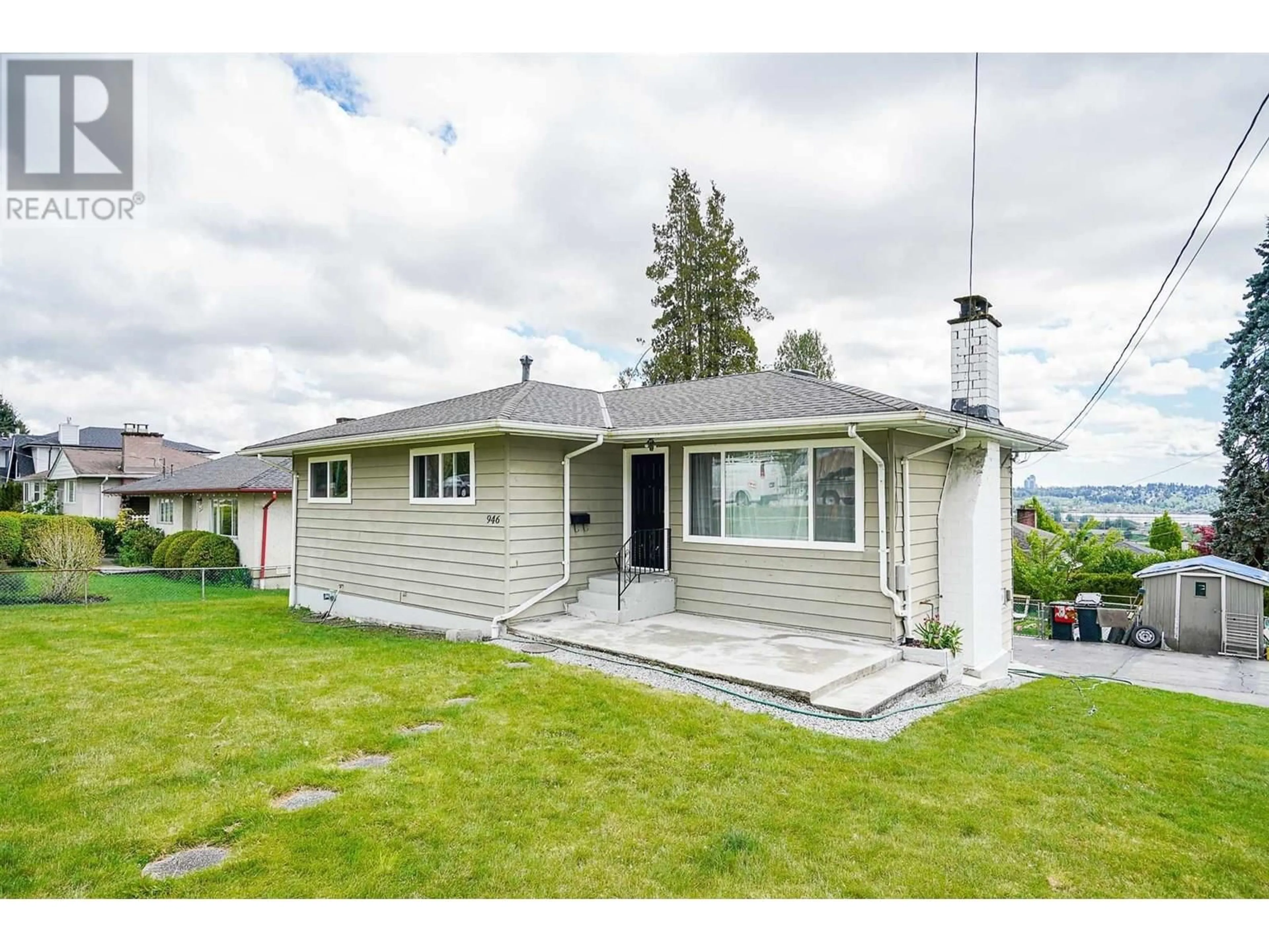 A pic from outside/outdoor area/front of a property/back of a property/a pic from drone, mountain view for 946 QUADLING AVENUE, Coquitlam British Columbia V3K2A7