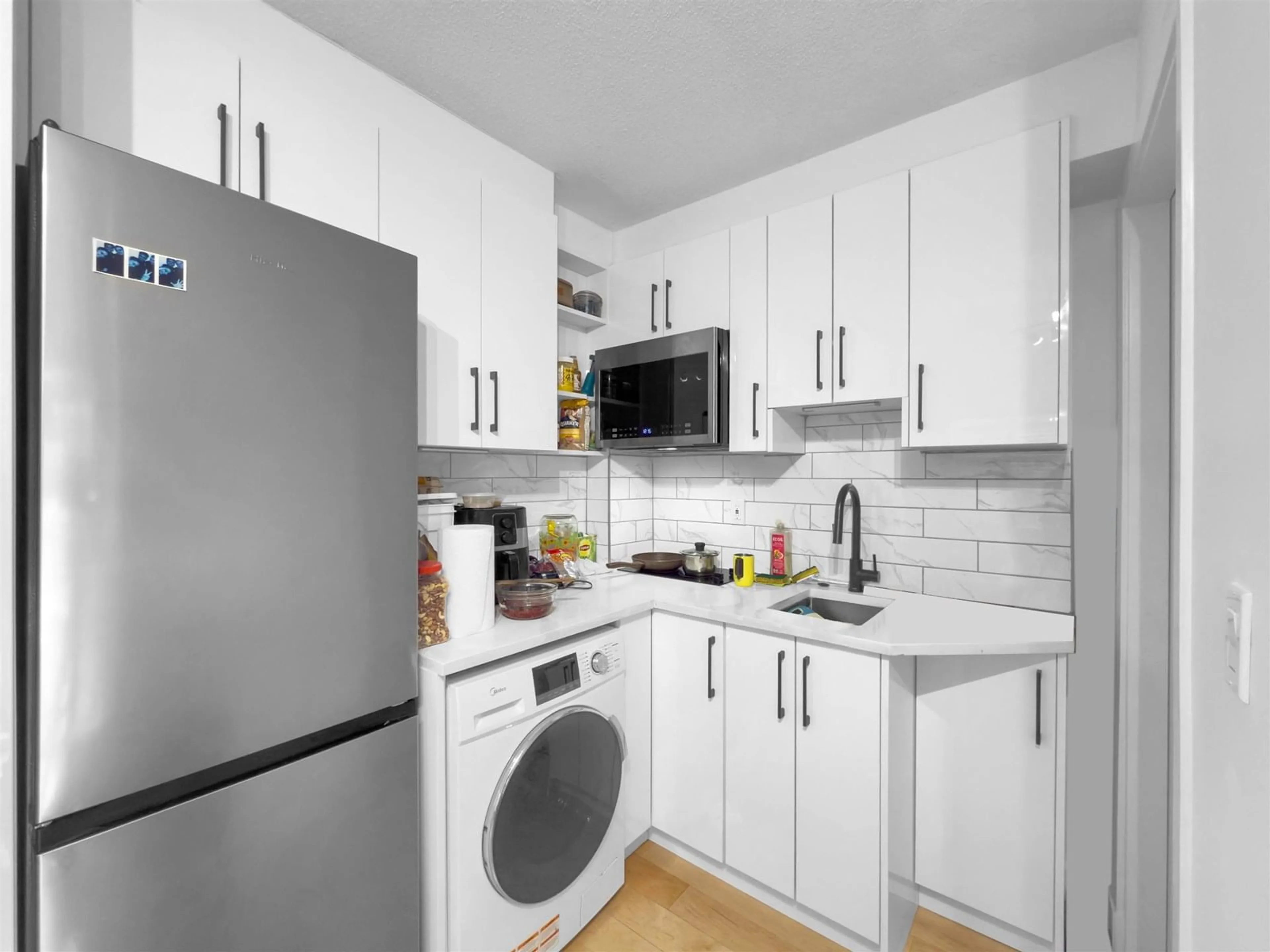 Standard kitchen, wood/laminate floor for 94 - 16177 83, Surrey British Columbia V4N5T3
