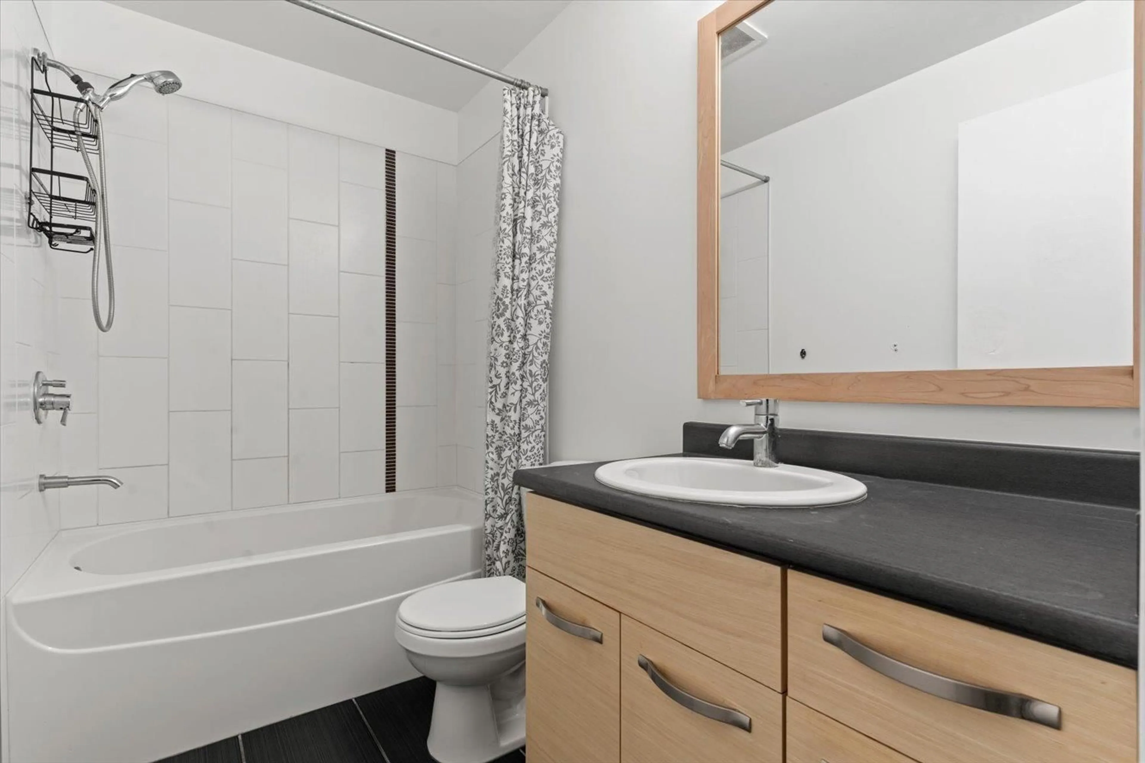 Standard bathroom, ceramic/tile floor for 101 - 33538 MARSHALL, Abbotsford British Columbia V2S0C7