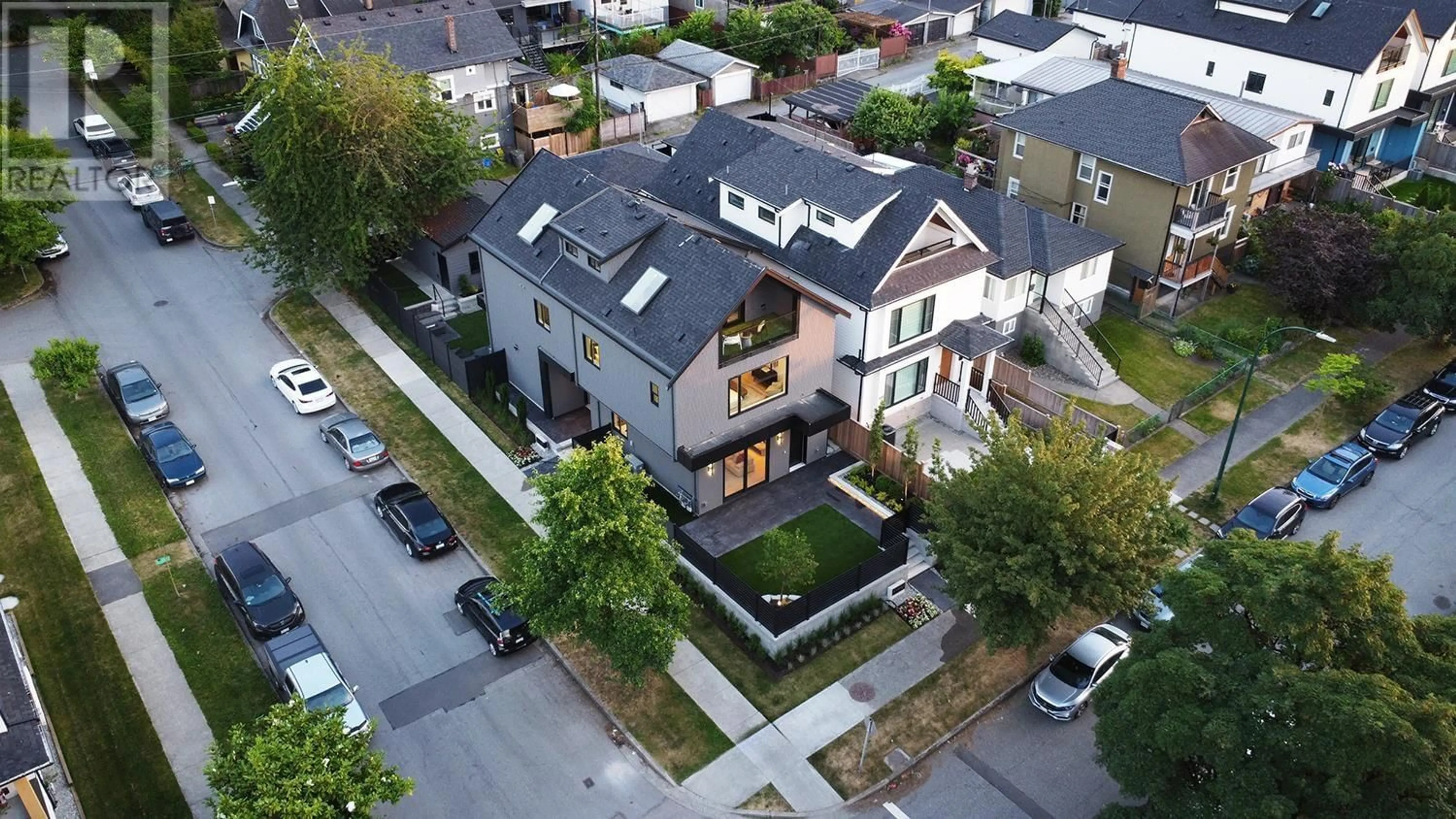 A pic from outside/outdoor area/front of a property/back of a property/a pic from drone, street for 2 - 1990 VENABLES STREET, Vancouver British Columbia V5L2H8