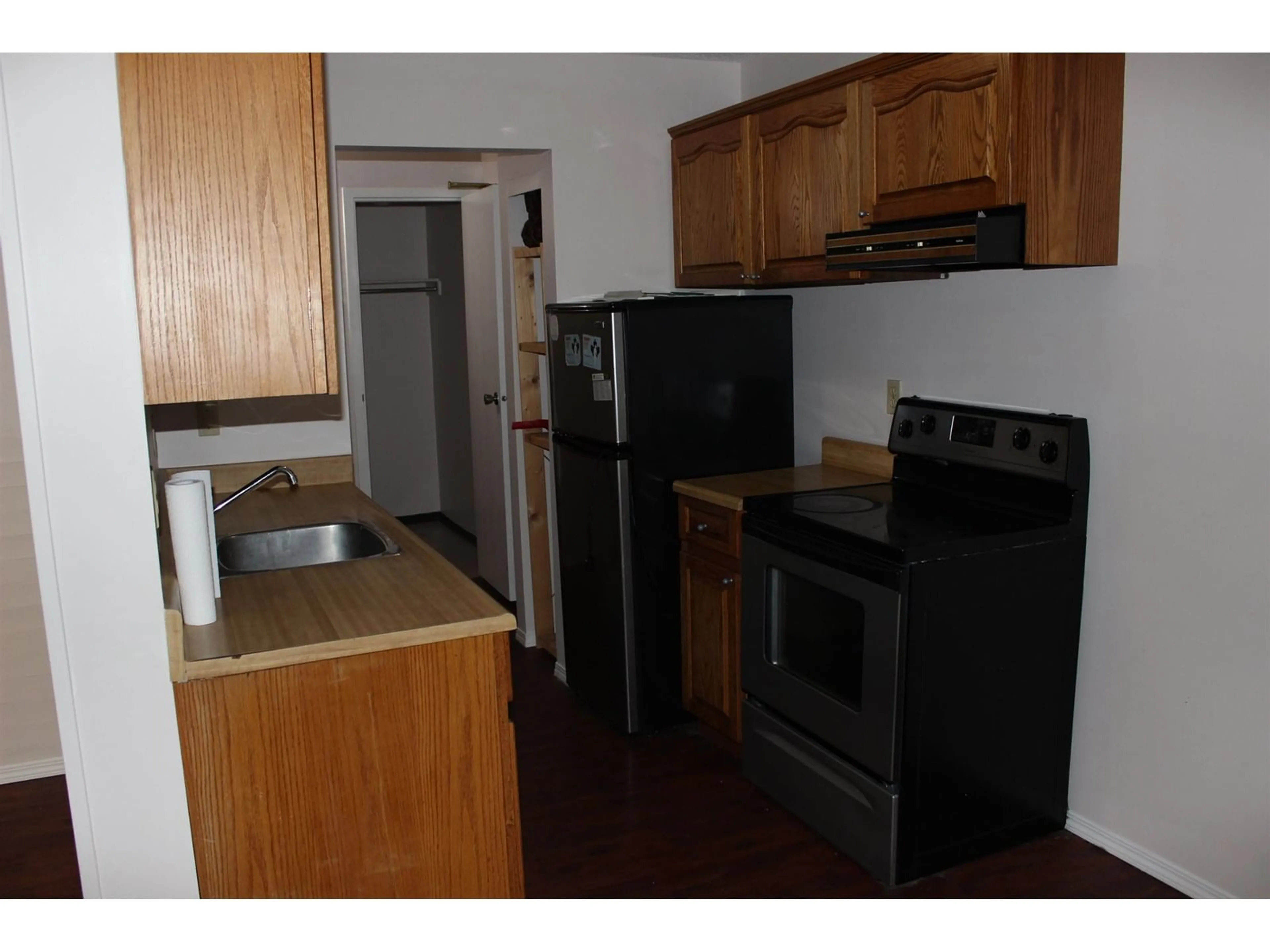 Standard kitchen, unknown for 208 - 7473 140, Surrey British Columbia V3W6G5