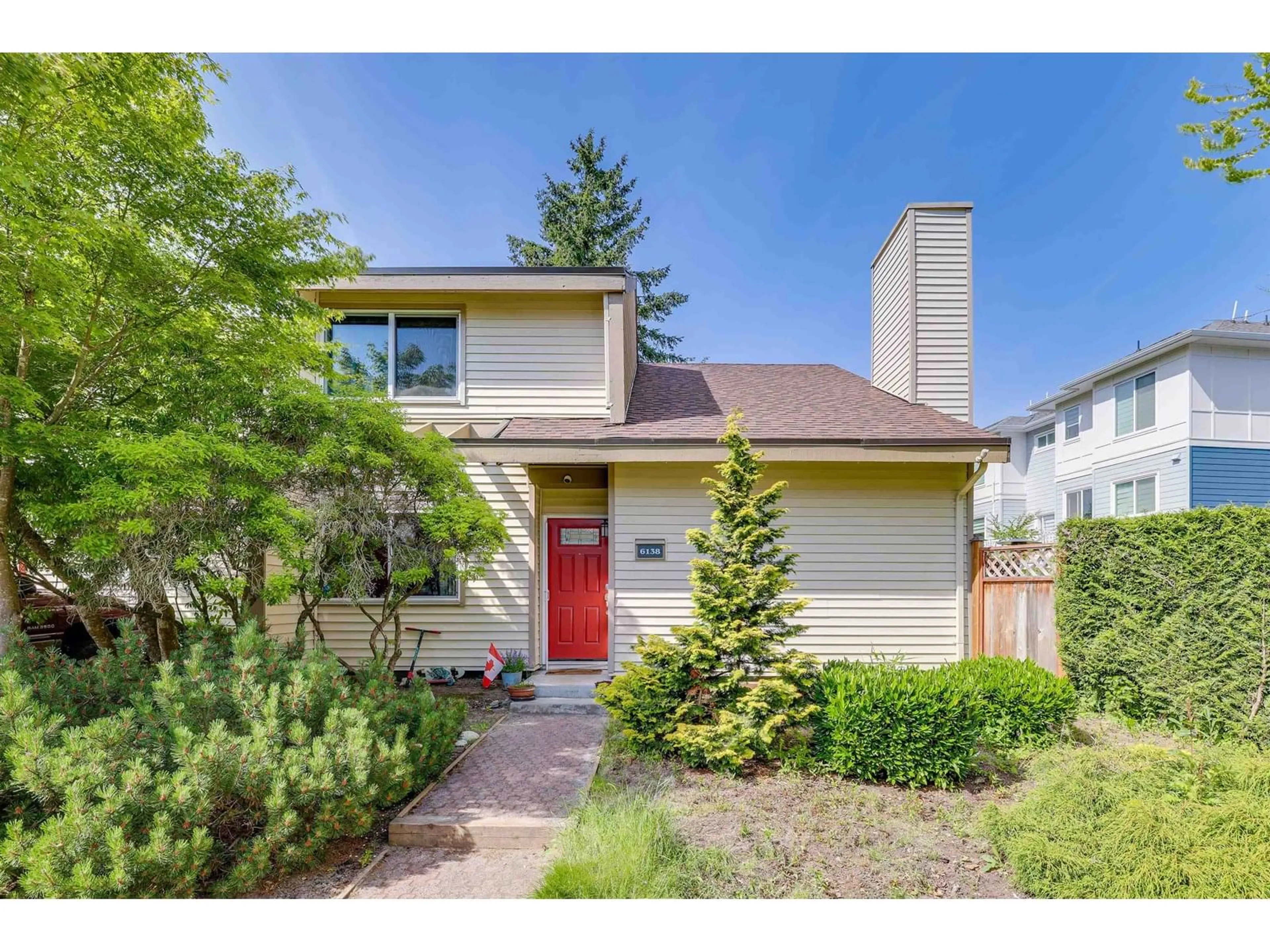 Home with vinyl exterior material, street for 6138 GREENSIDE WEST, Surrey British Columbia V3S5M8