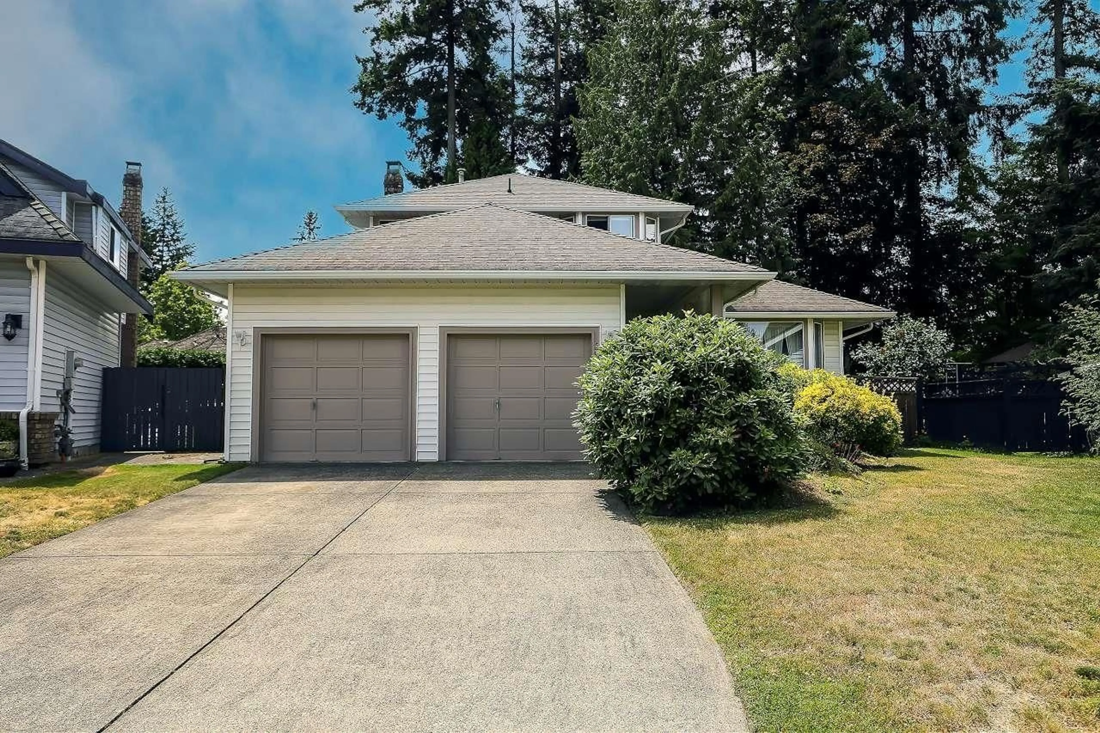 Home with vinyl exterior material, street for 5979 SOUTHPARK, Surrey British Columbia V3X2B9