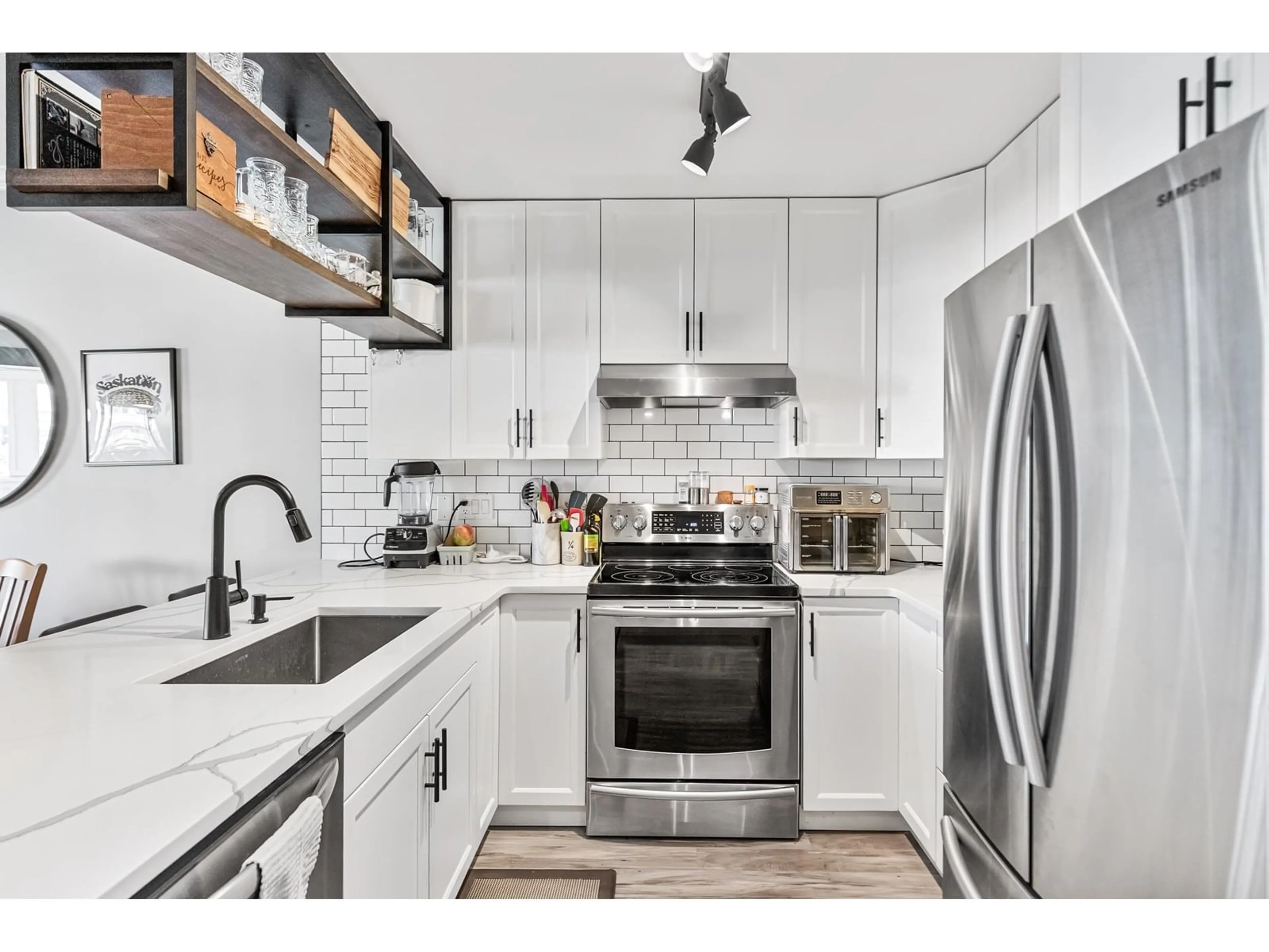 Open concept kitchen, ceramic/tile floor for 308 - 15368 16A, Surrey British Columbia V4A1S9