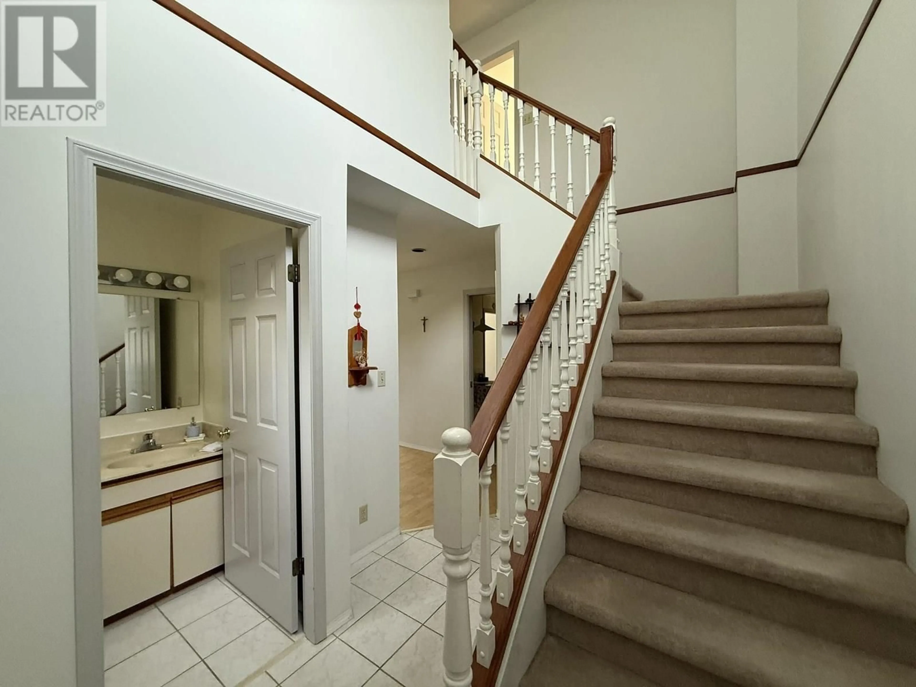Indoor foyer for 488 43RD AVENUE, Vancouver British Columbia V5W1T4