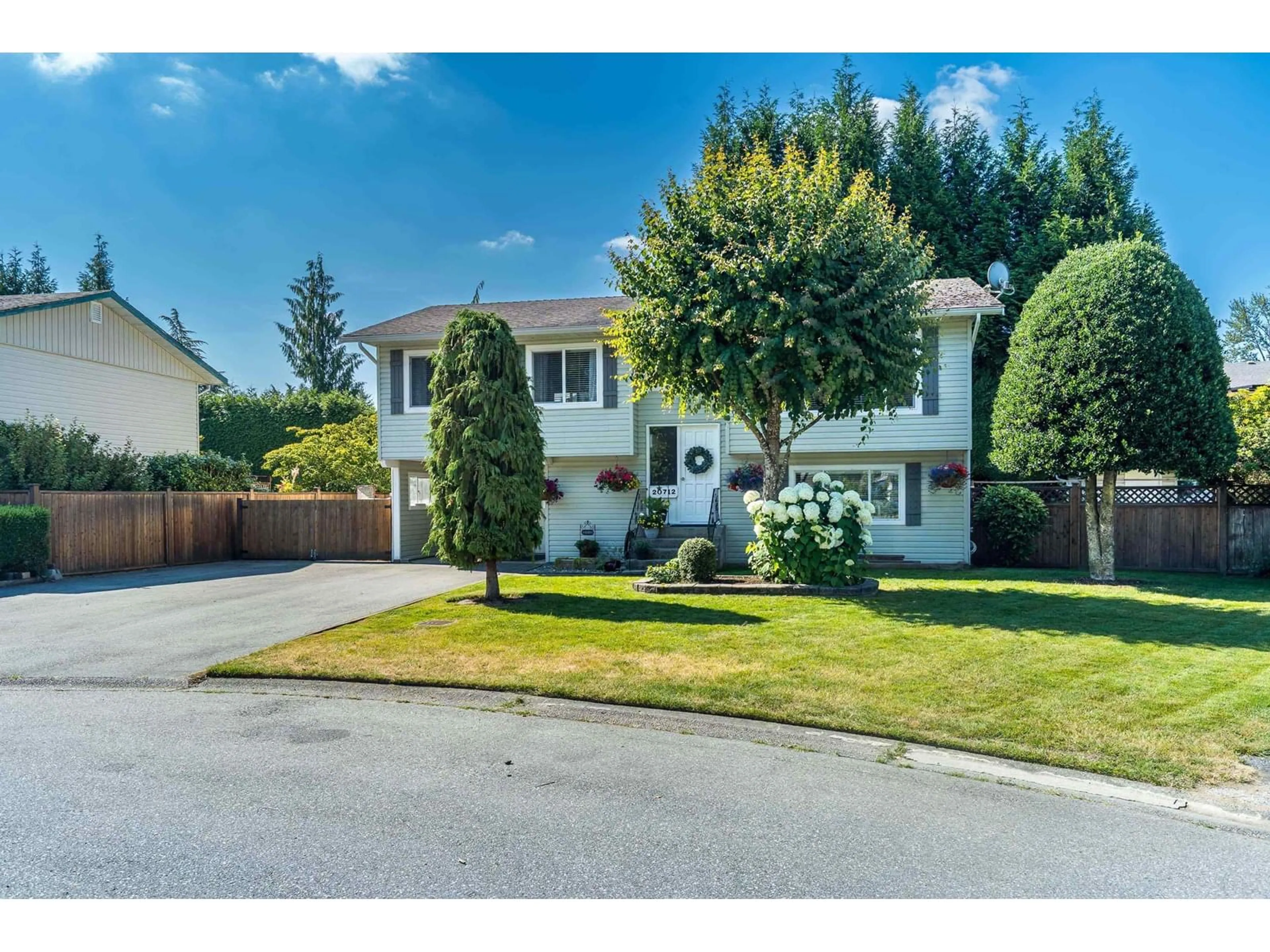 A pic from outside/outdoor area/front of a property/back of a property/a pic from drone, street for 20712 52, Langley British Columbia V3A6C7