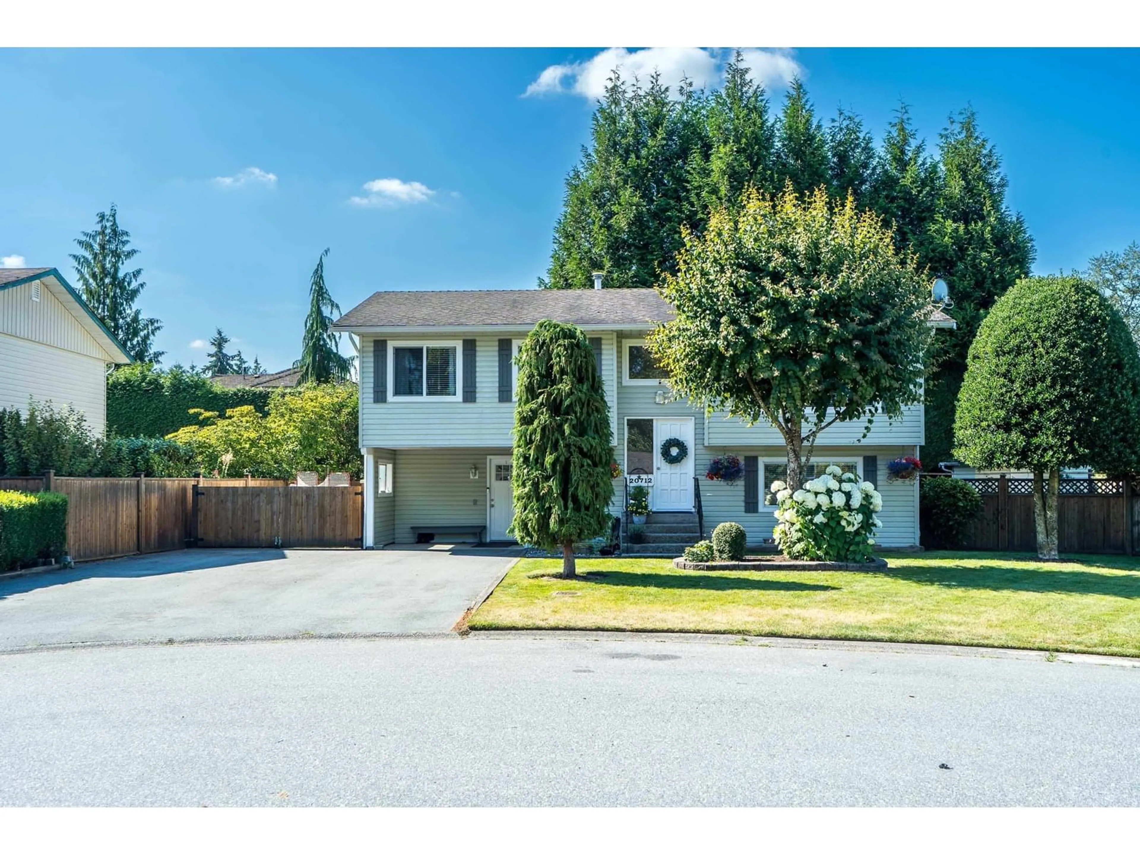 Home with vinyl exterior material, street for 20712 52, Langley British Columbia V3A6C7
