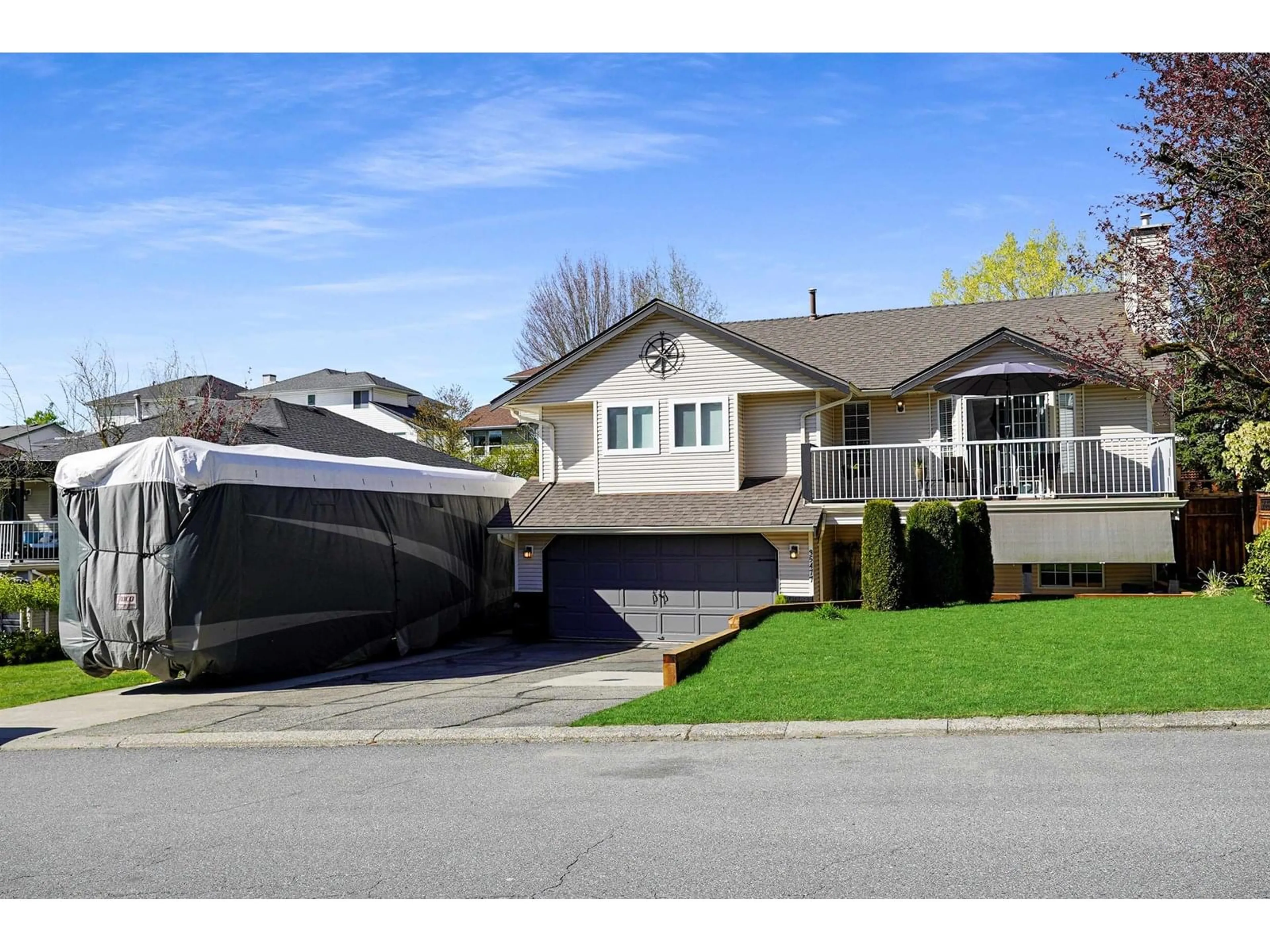 Home with vinyl exterior material, street for 35477 SANDY HILL, Abbotsford British Columbia V3G1J3