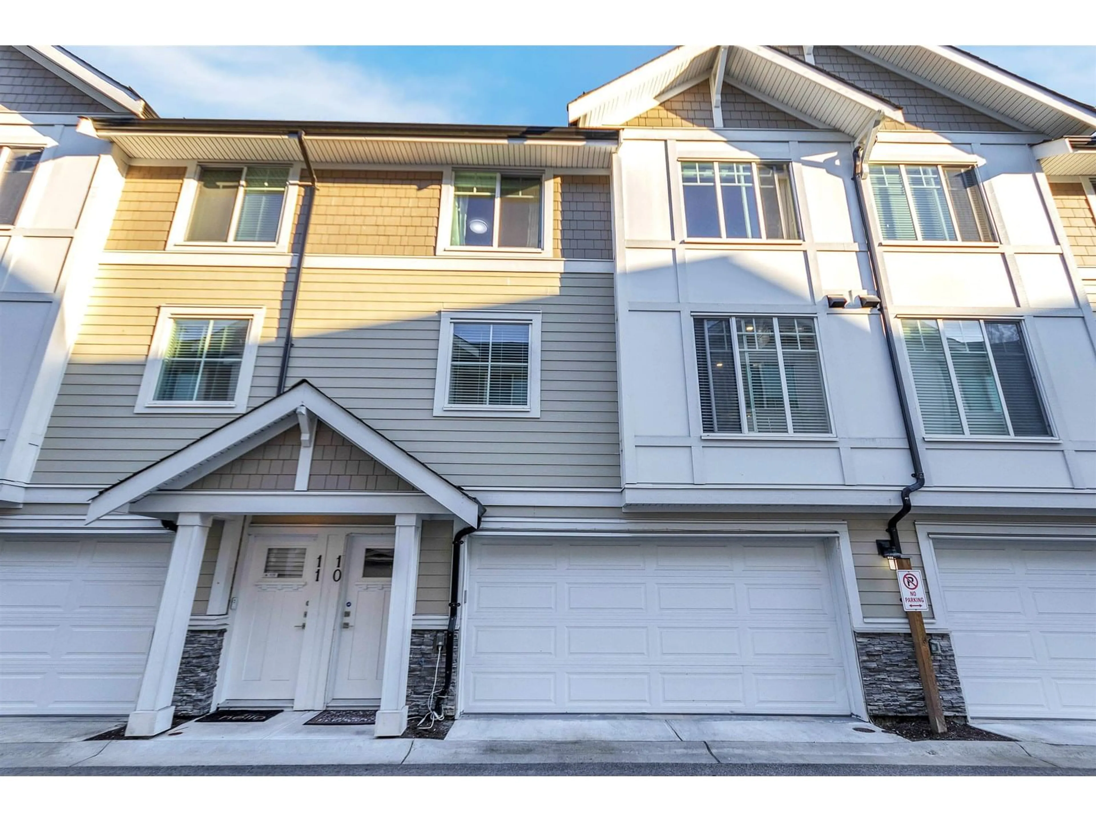 Home with vinyl exterior material, street for 10 - 7056 192, Surrey British Columbia V3A3L8