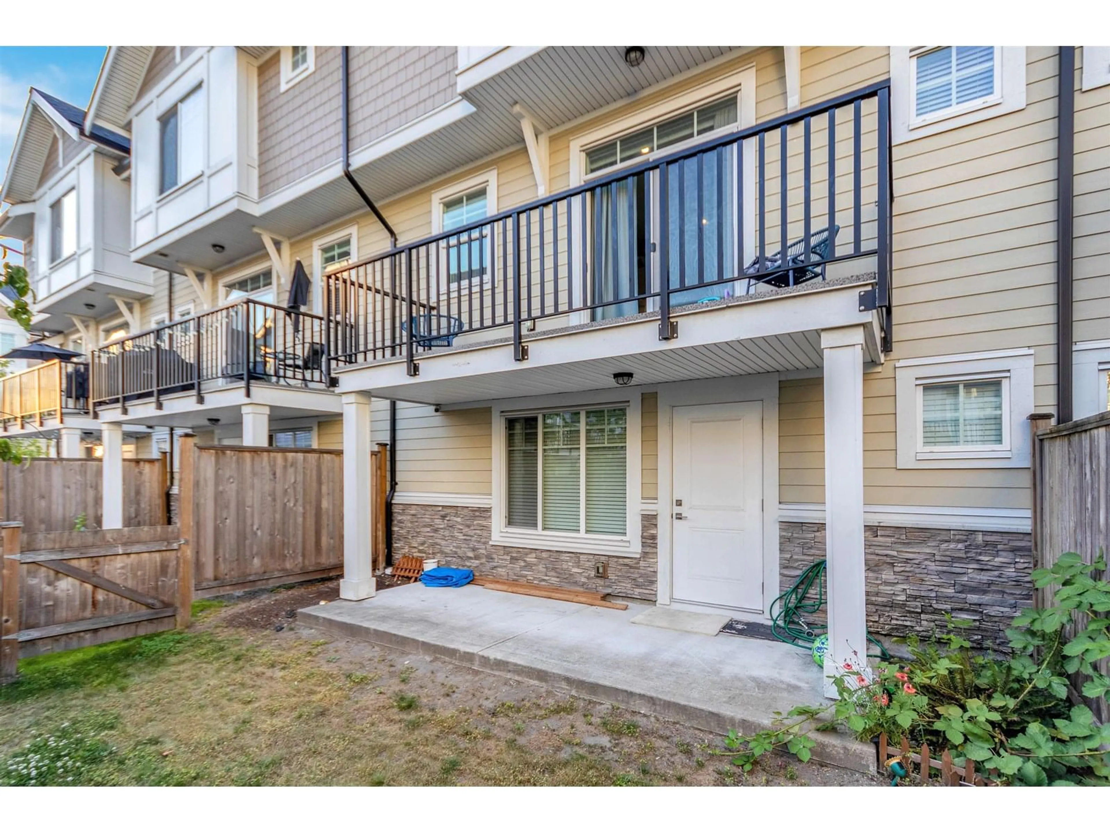 Patio, street for 10 - 7056 192, Surrey British Columbia V3A3L8