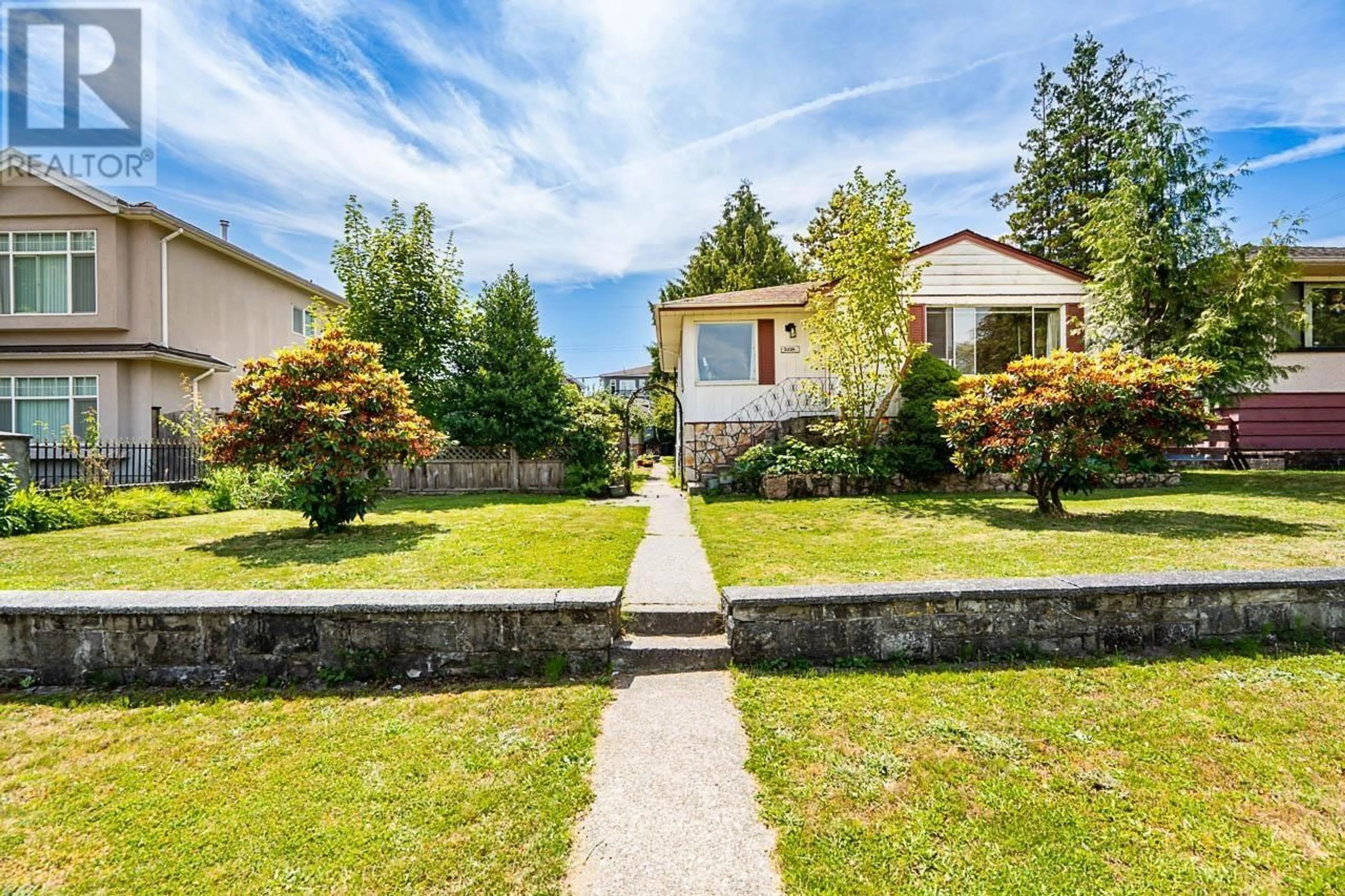 A pic from outside/outdoor area/front of a property/back of a property/a pic from drone, street for 3724 KINCAID STREET, Burnaby British Columbia V5G1V5