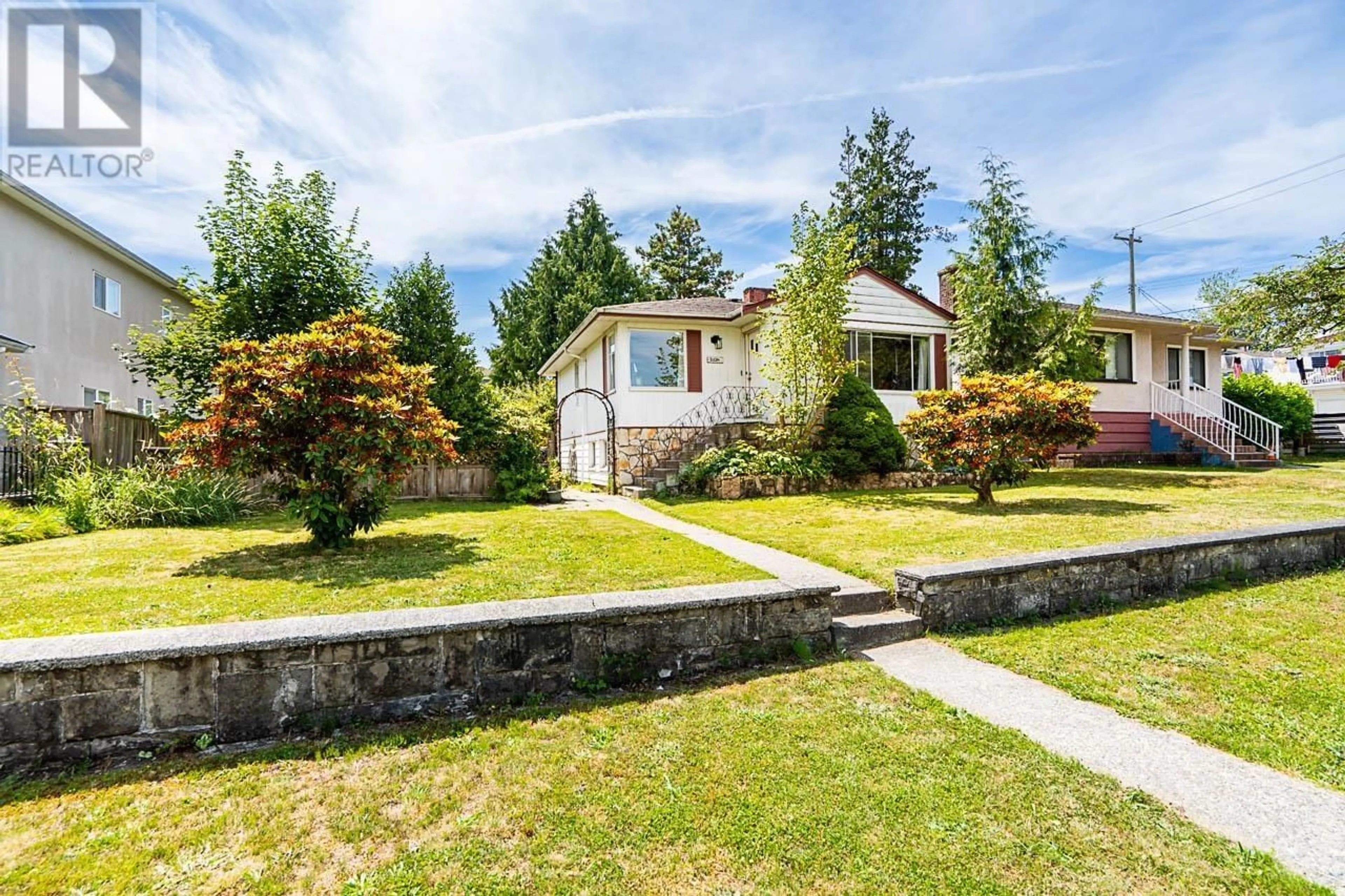 A pic from outside/outdoor area/front of a property/back of a property/a pic from drone, street for 3724 KINCAID STREET, Burnaby British Columbia V5G1V5
