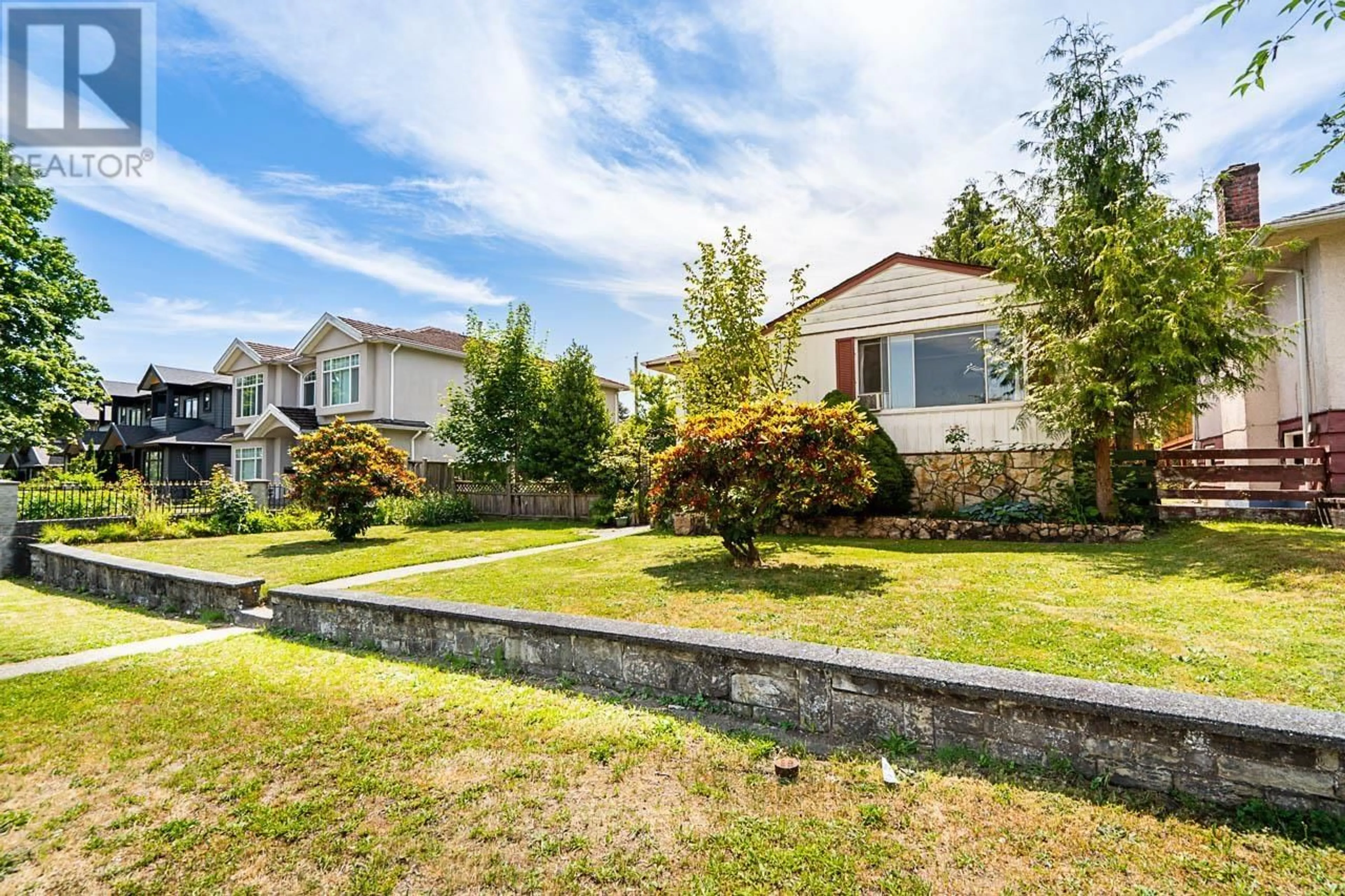 A pic from outside/outdoor area/front of a property/back of a property/a pic from drone, street for 3724 KINCAID STREET, Burnaby British Columbia V5G1V5