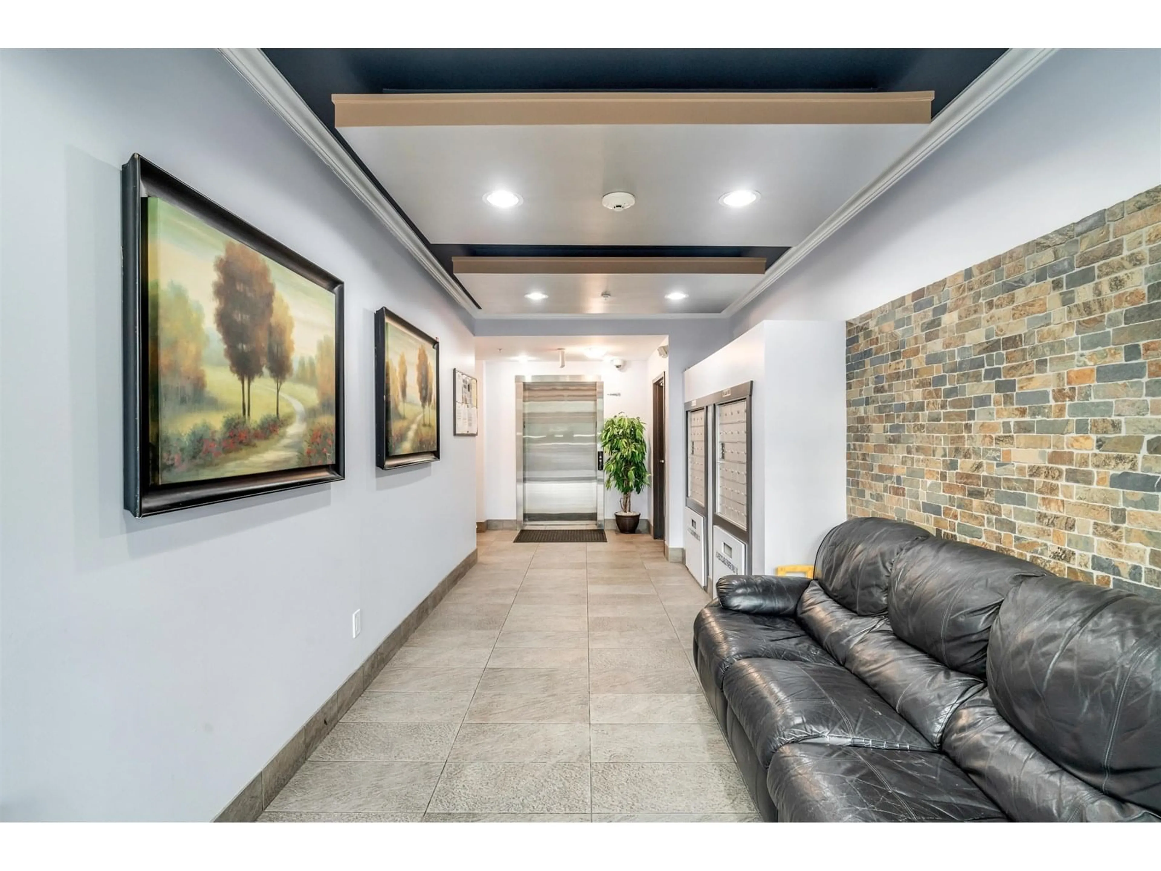 Indoor foyer for 304 - 8168 120A, Surrey British Columbia V3W3P3