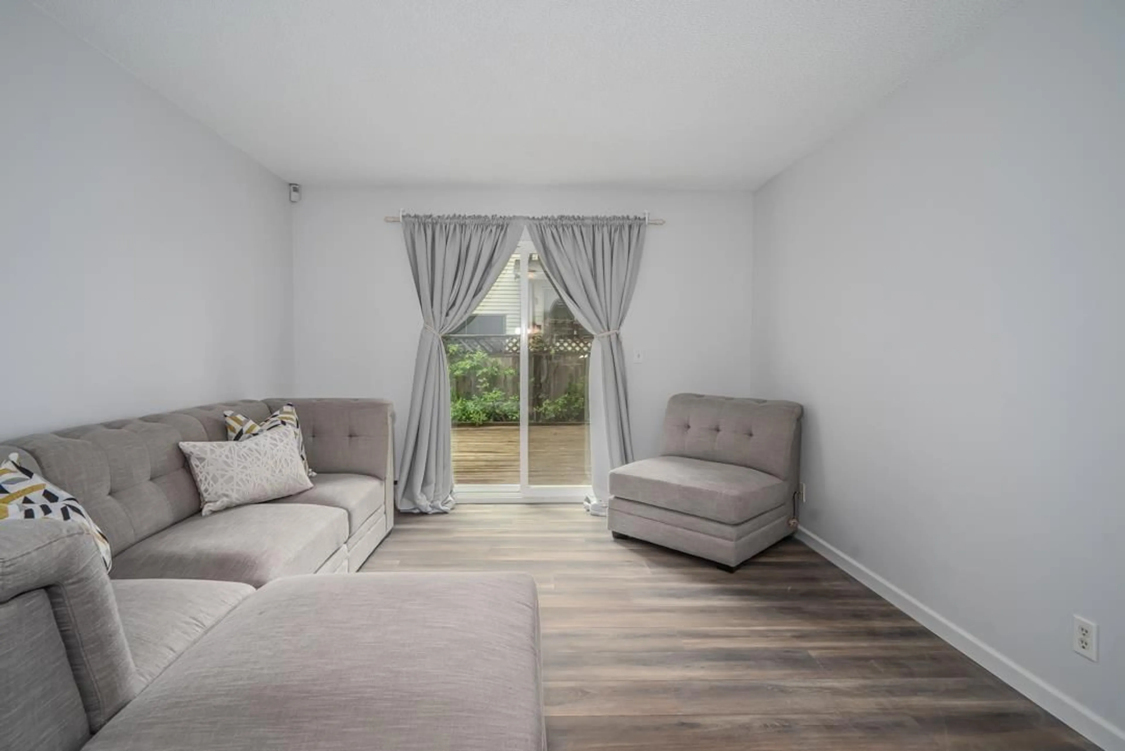 Living room with furniture, unknown for 14522 92, Surrey British Columbia V3R7L2