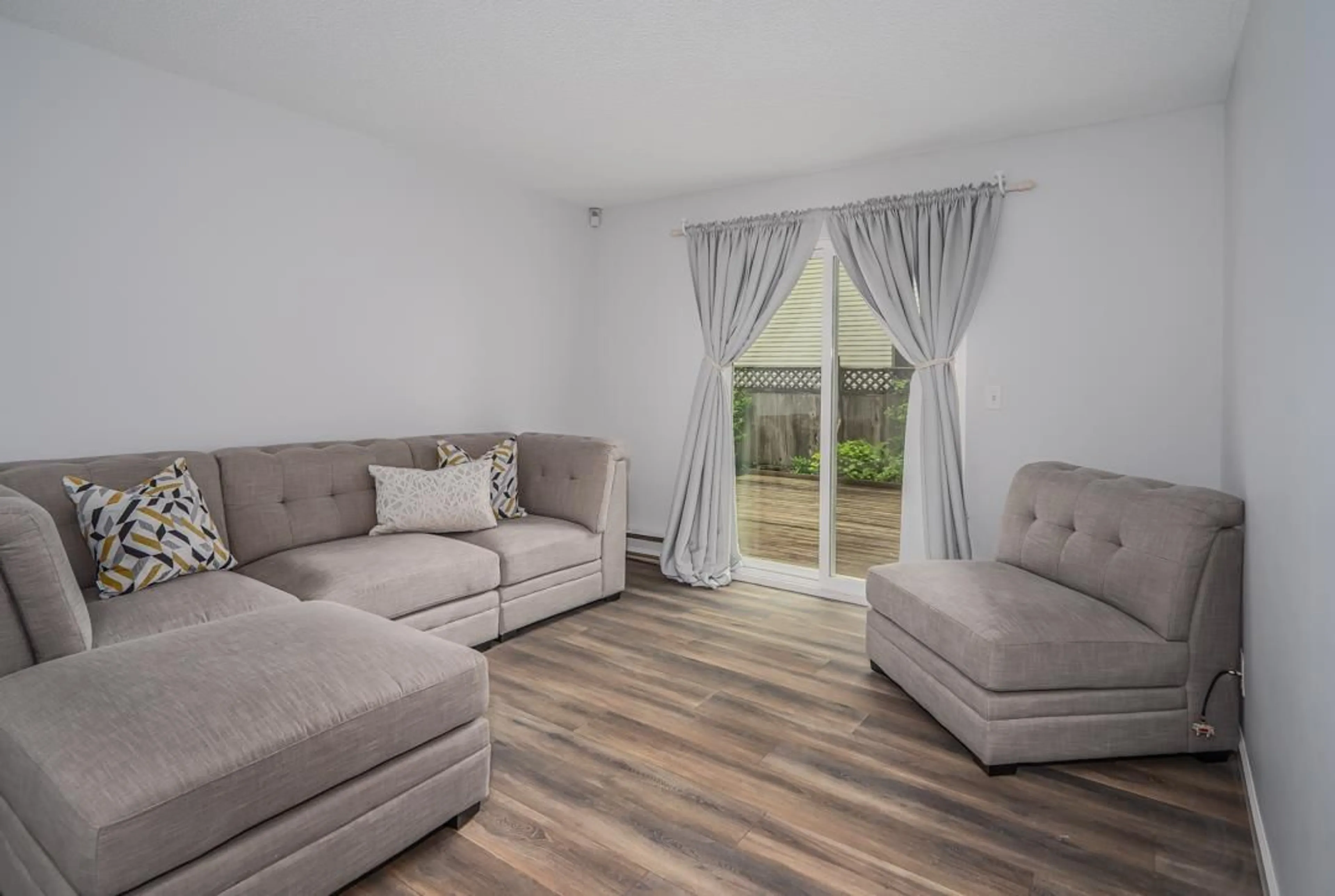 Living room with furniture, wood/laminate floor for 14522 92, Surrey British Columbia V3R7L2