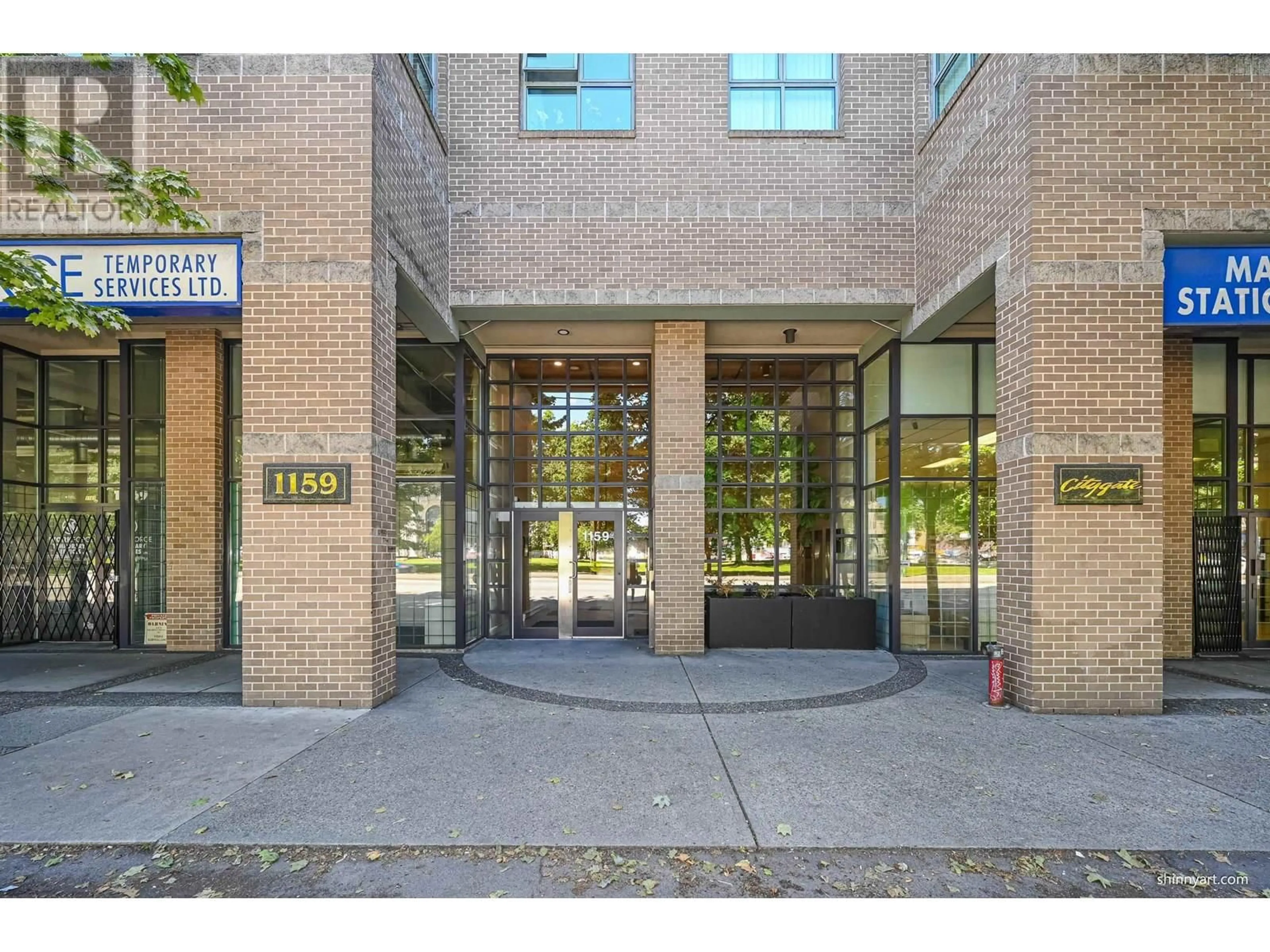 Indoor foyer for 502 - 1159 MAIN STREET, Vancouver British Columbia V6A4B6