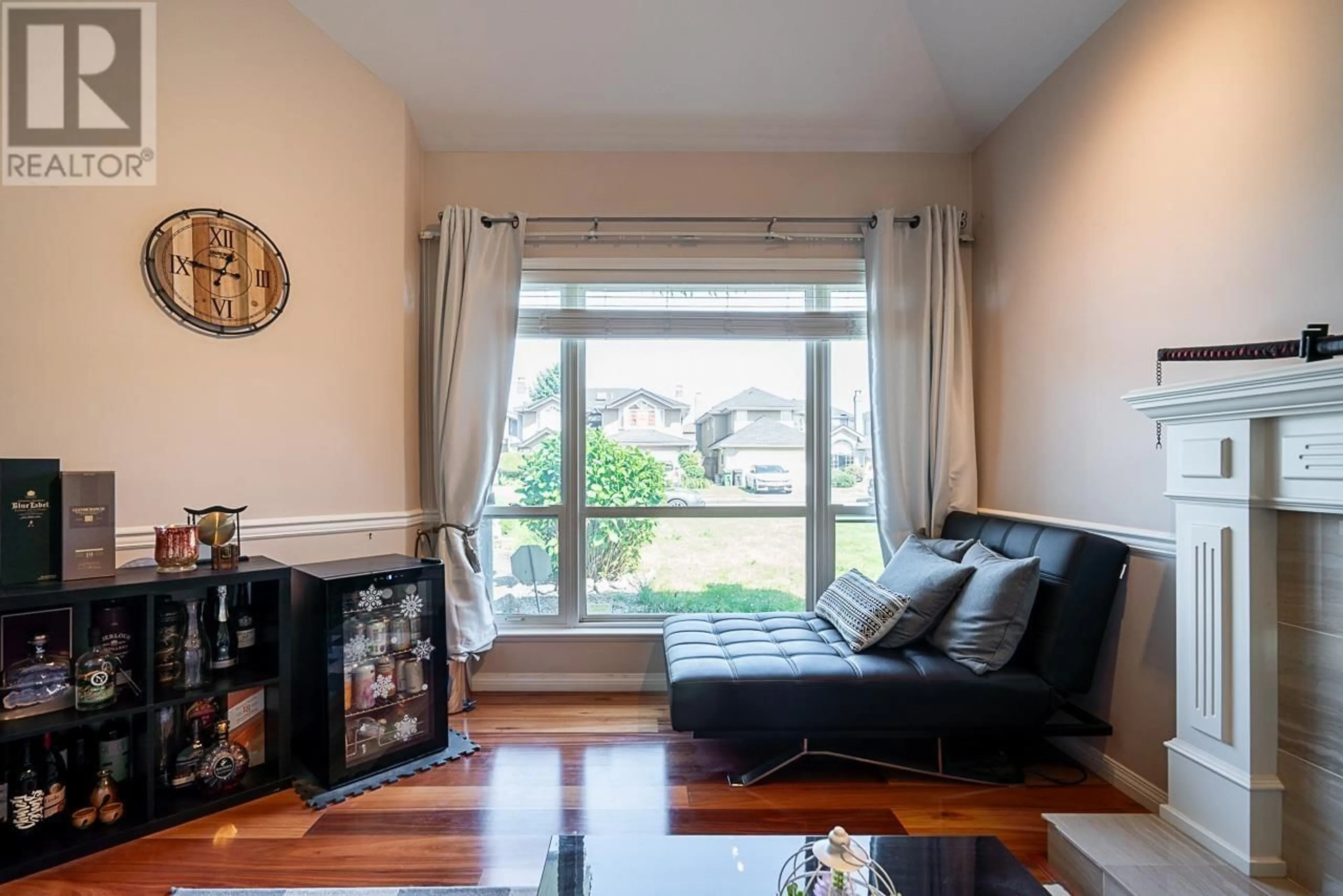 Living room with furniture, wood/laminate floor for 3628 MCKAY DRIVE, Richmond British Columbia V6X3R7