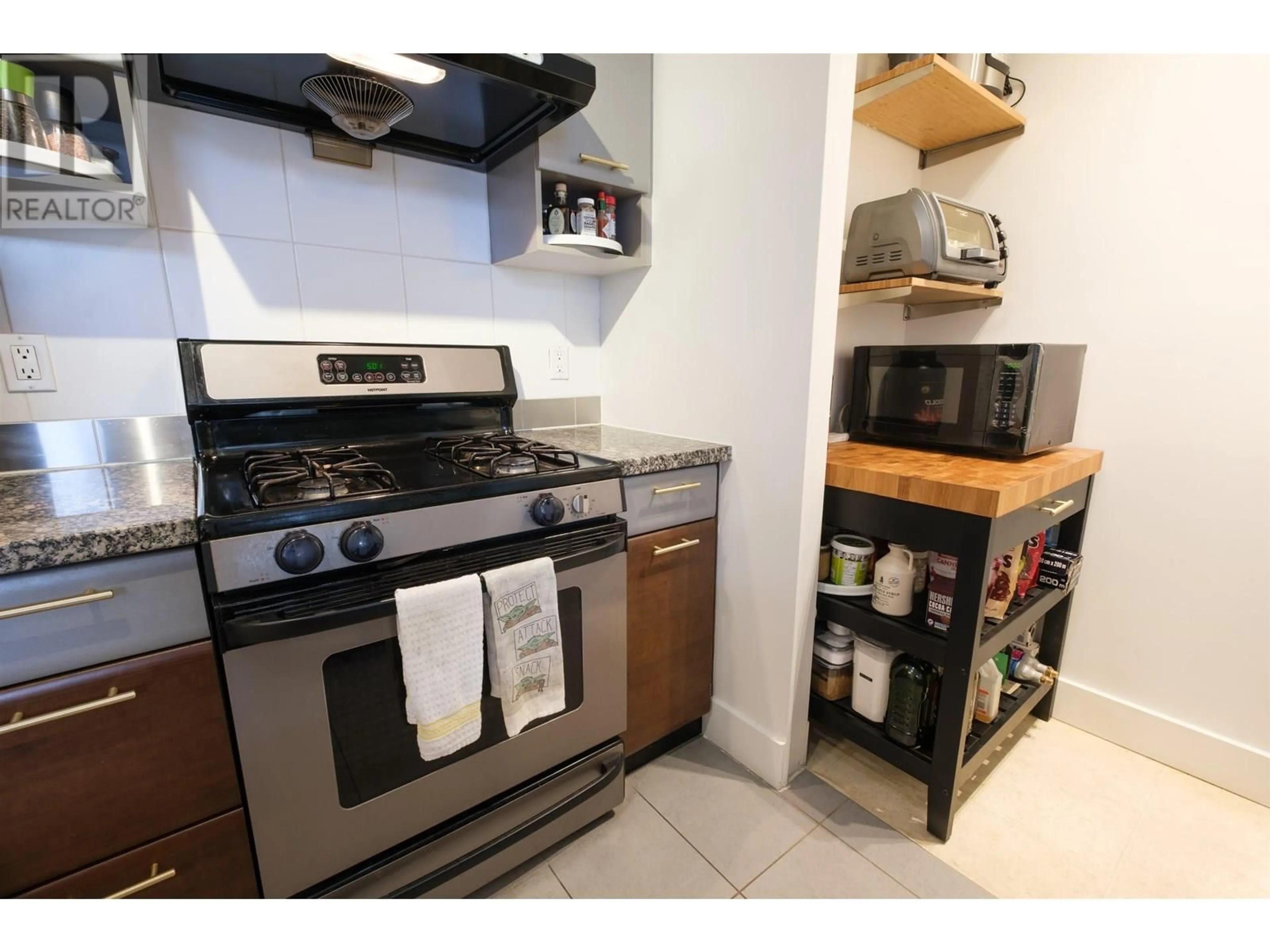 Standard kitchen, ceramic/tile floor for 423 - 9233 FERNDALE ROAD, Richmond British Columbia V6Y0B8