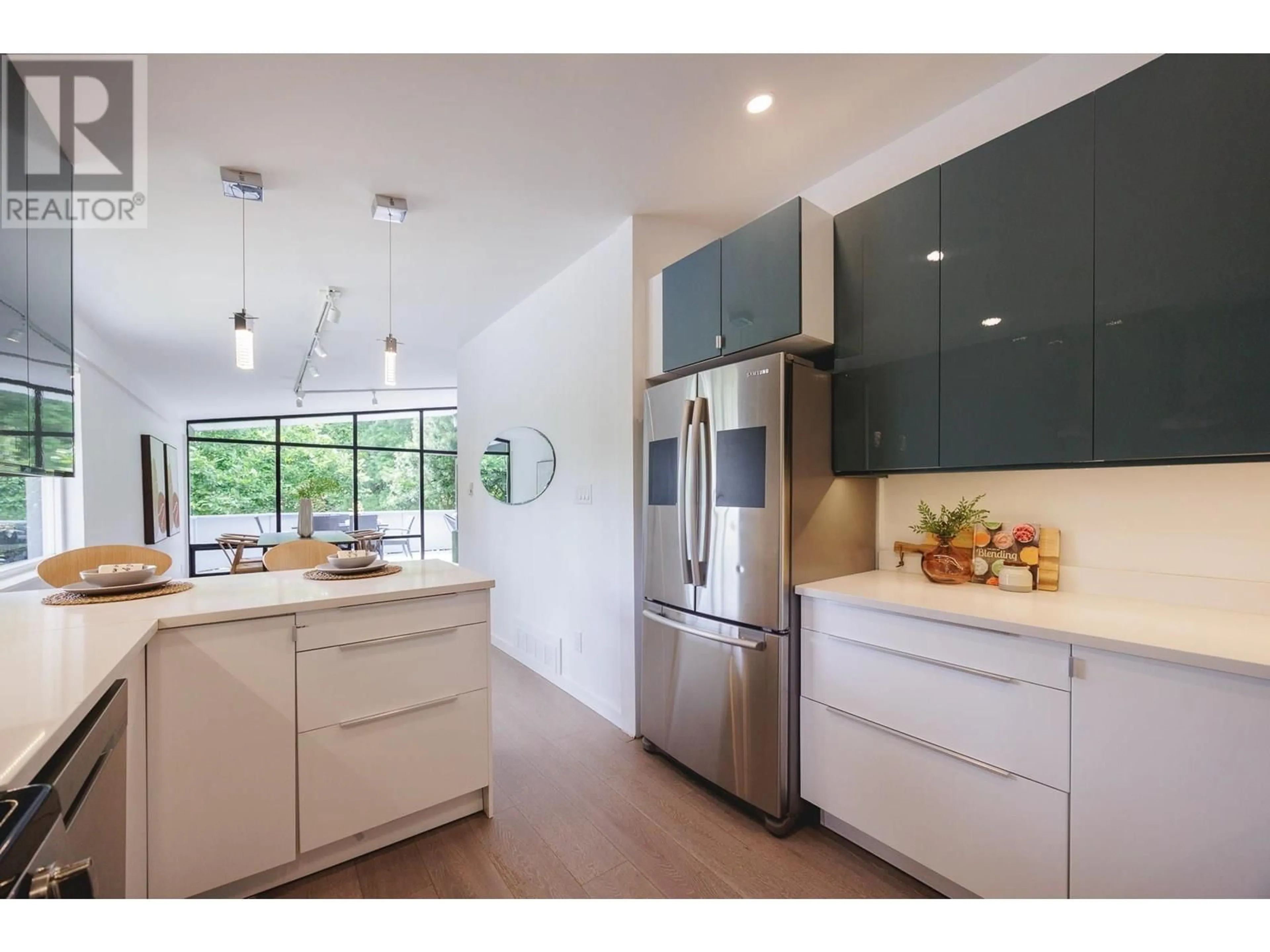 Contemporary kitchen, unknown for 802 DUNDONALD DRIVE, Port Moody British Columbia V3H1B7