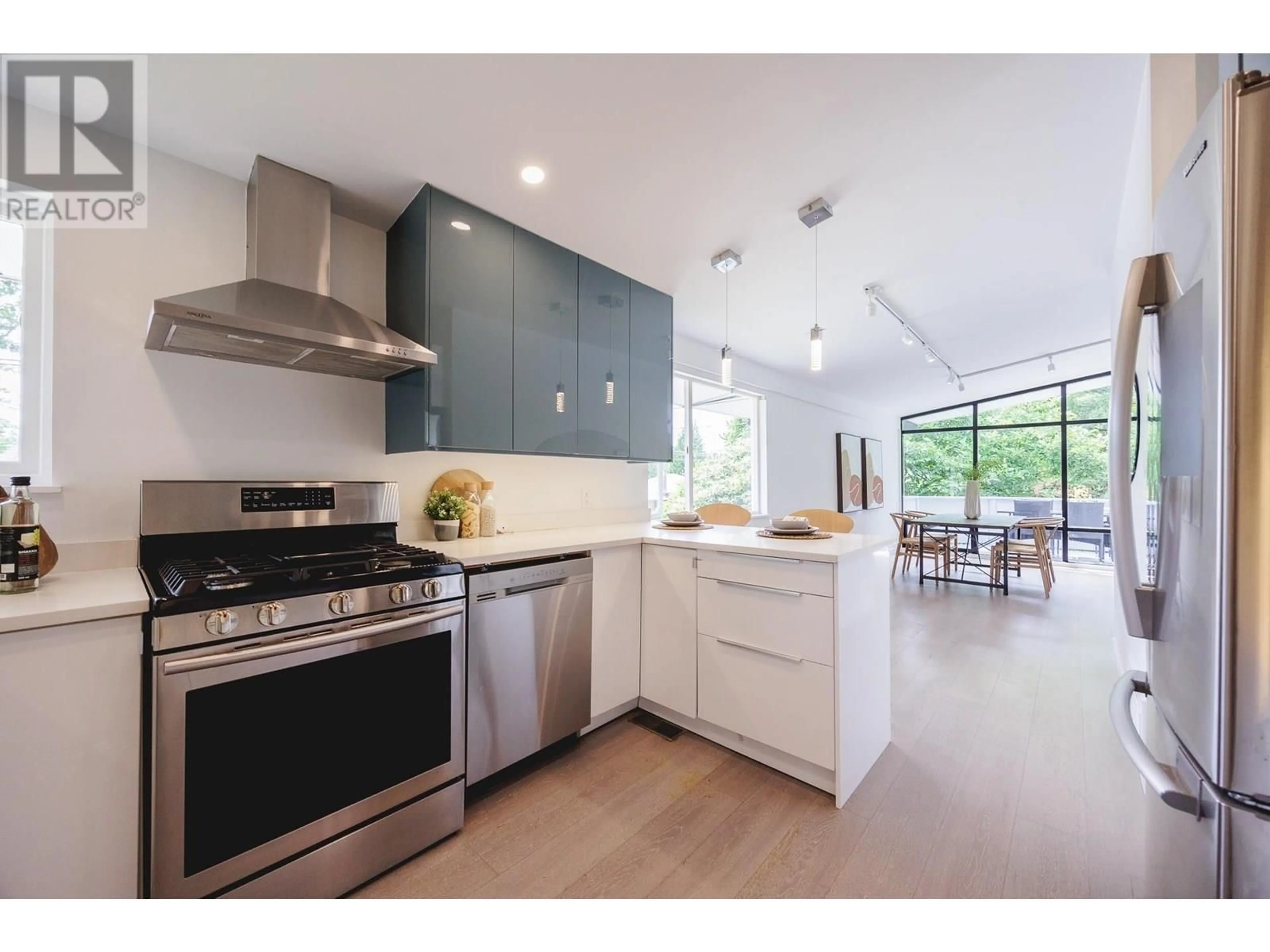 Open concept kitchen, ceramic/tile floor for 802 DUNDONALD DRIVE, Port Moody British Columbia V3H1B7
