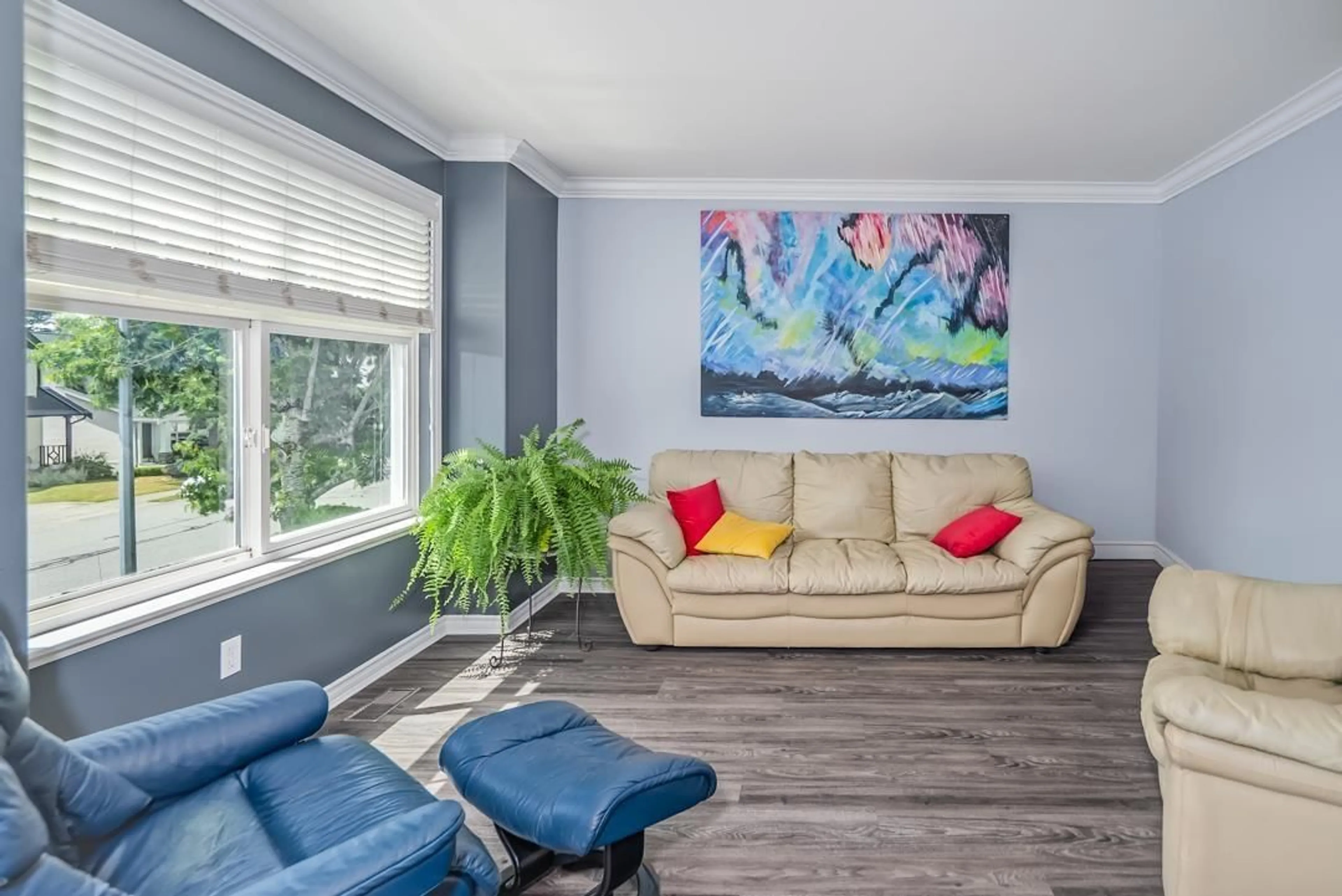 Living room with furniture, wood/laminate floor for 3334 MCKINLEY, Abbotsford British Columbia V2S8M8
