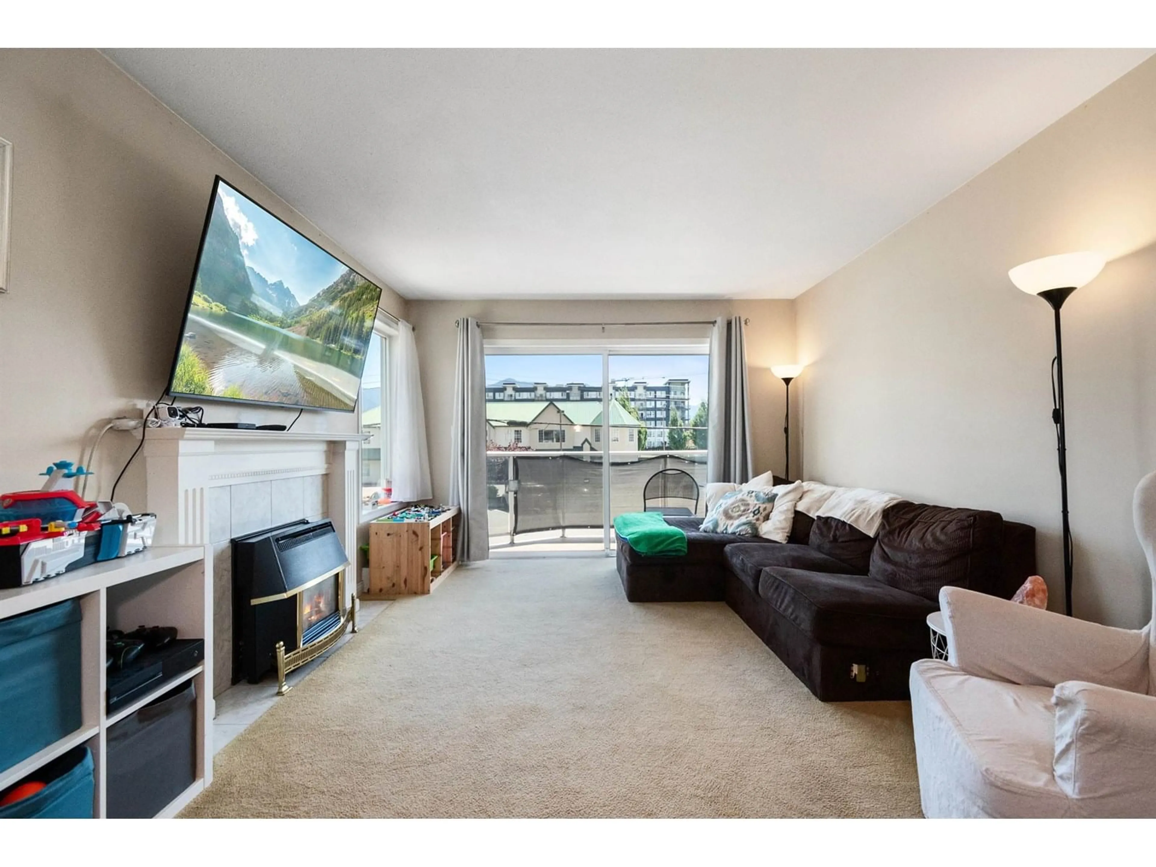 Living room with furniture, wood/laminate floor for 203 - 45729 GAETZ STREET, Chilliwack British Columbia V2R3P1