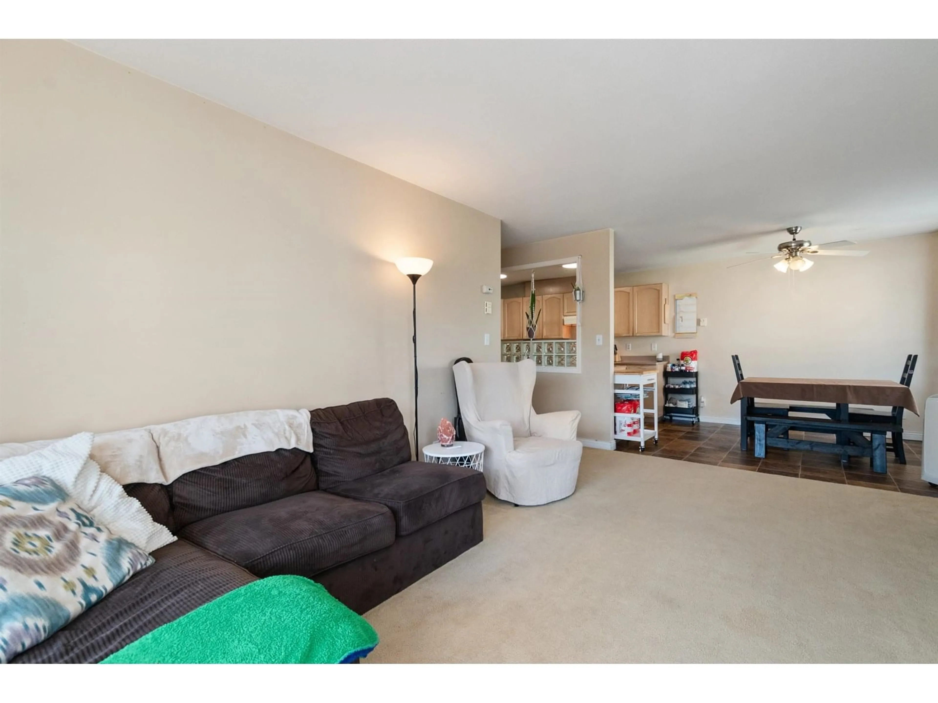 Living room with furniture, unknown for 203 - 45729 GAETZ STREET, Chilliwack British Columbia V2R3P1