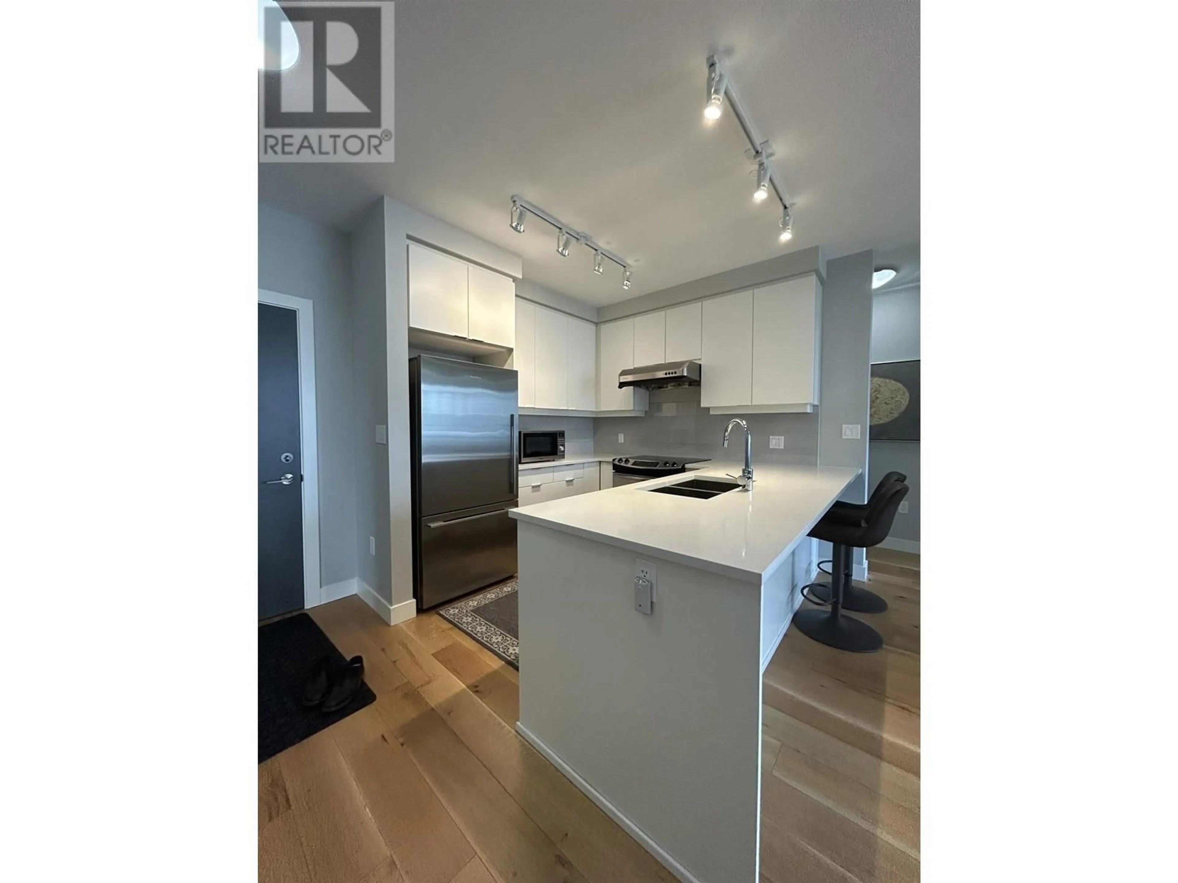 Open concept kitchen, wood/laminate floor for 518 - 9393 TOWER ROAD, Burnaby British Columbia V5A0E2