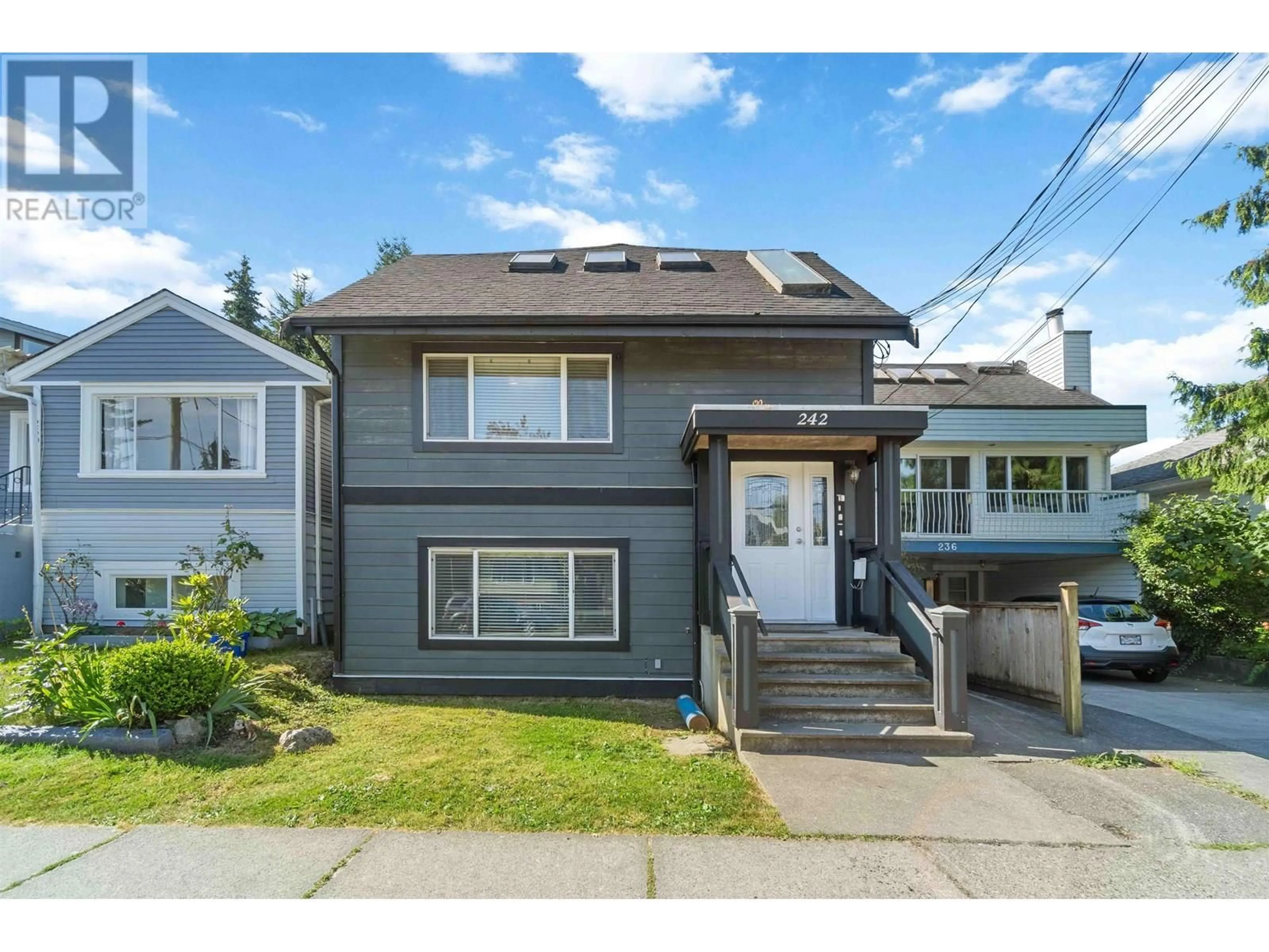 Home with vinyl exterior material, street for 242 26TH AVENUE, Vancouver British Columbia V5V2H3