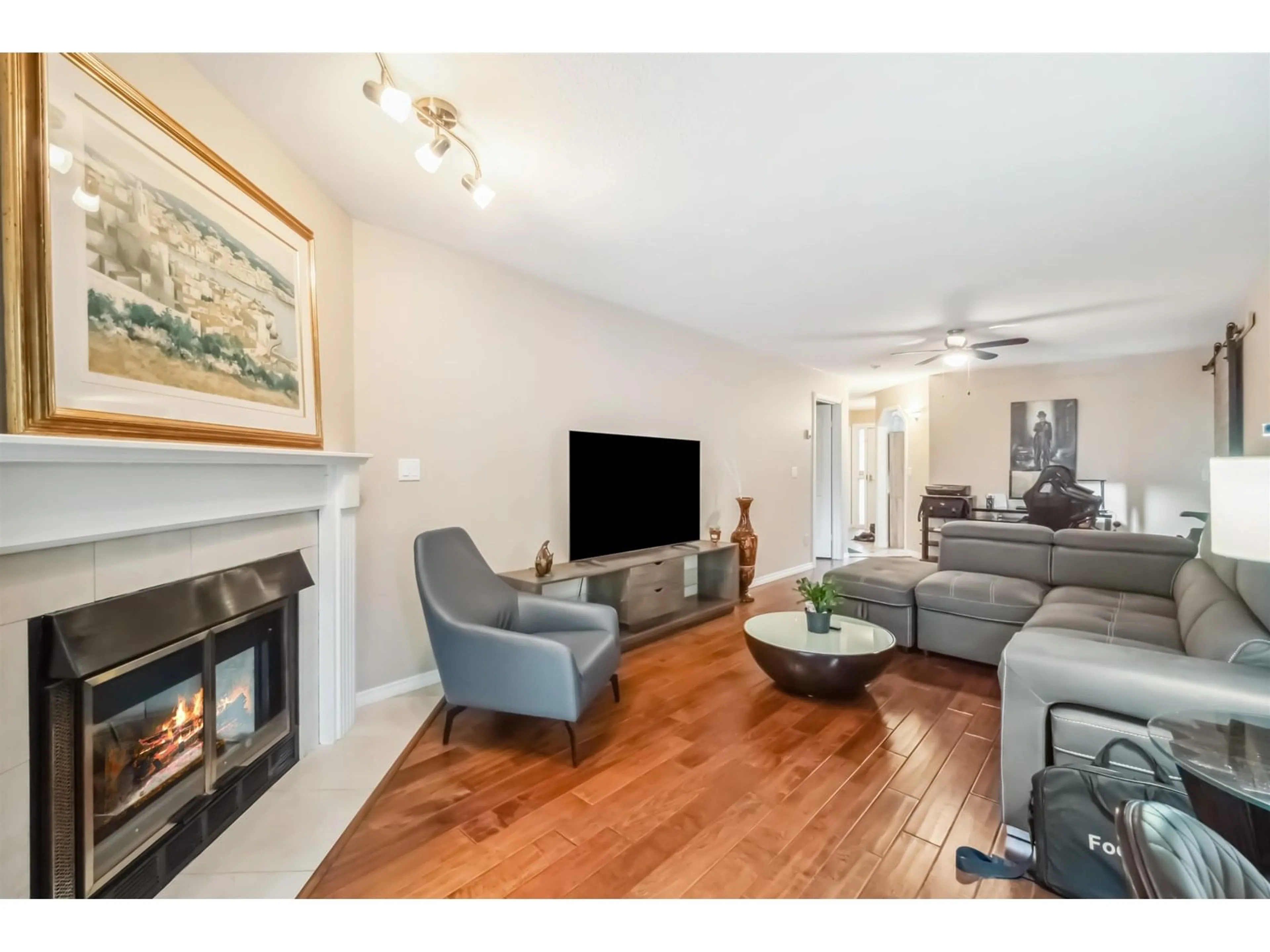 Living room with furniture, wood/laminate floor for 113 - 15153 98TH, Surrey British Columbia V3R9M8