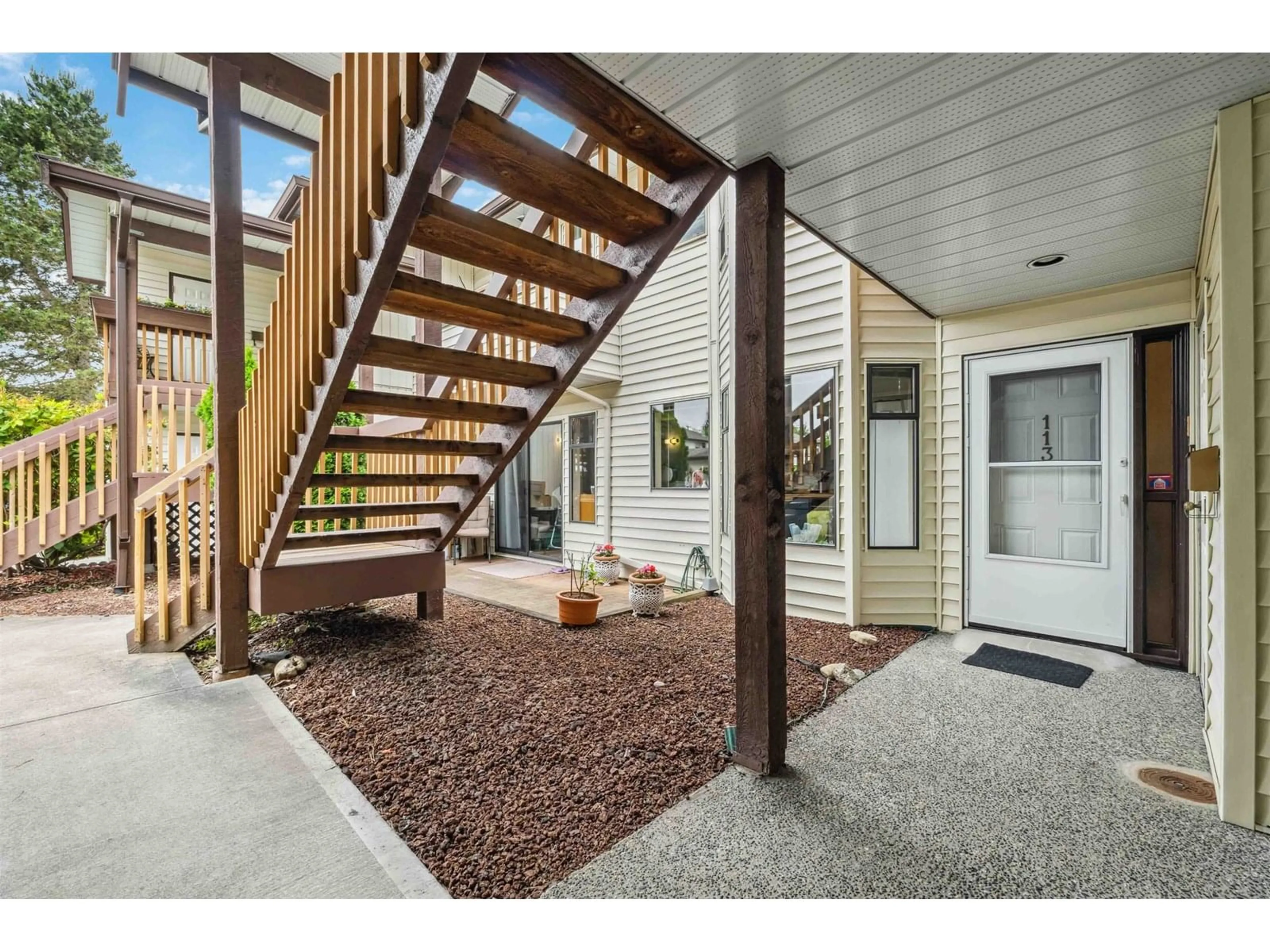 Indoor entryway for 113 - 15153 98TH, Surrey British Columbia V3R9M8