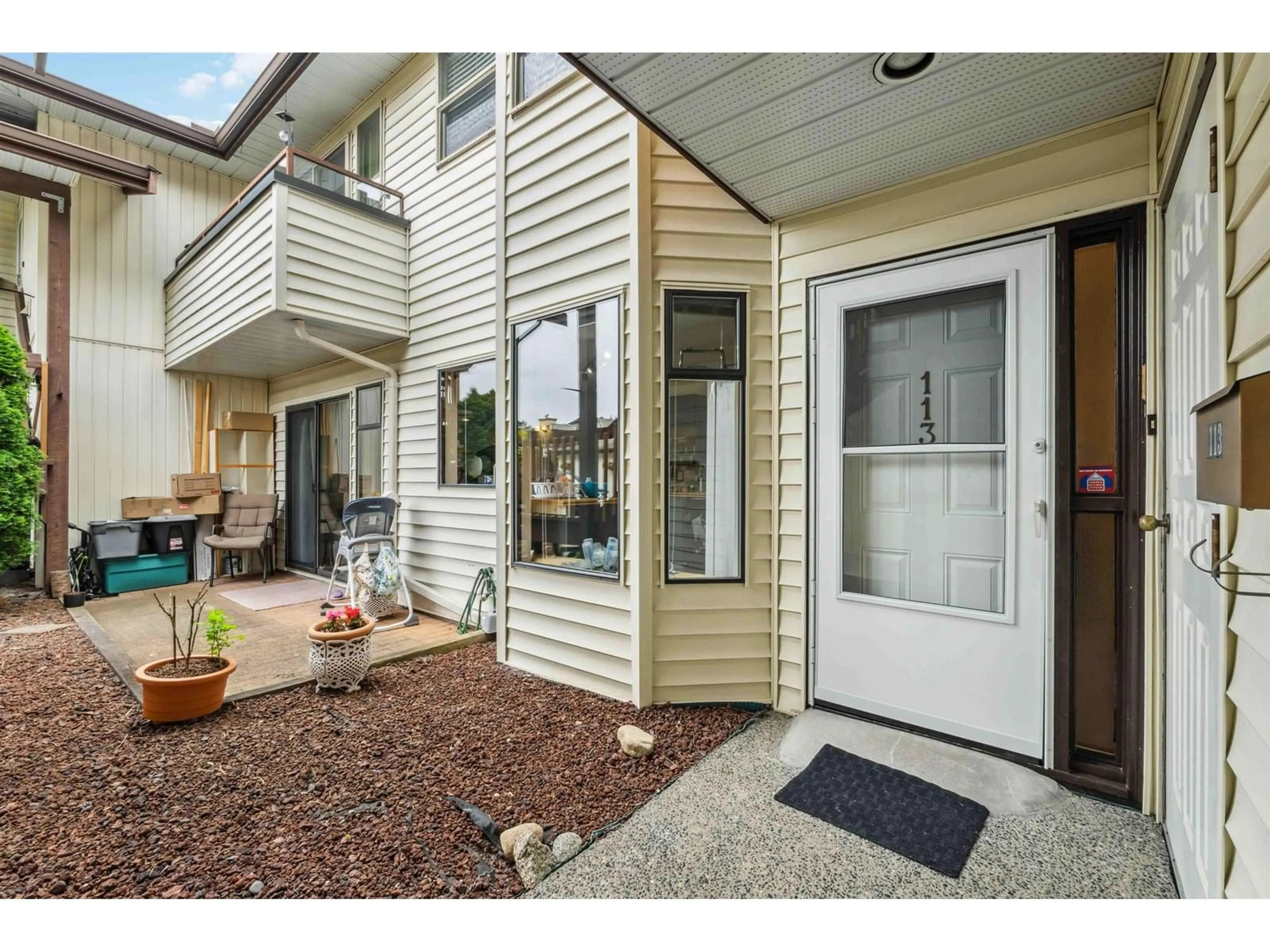 Indoor entryway for 113 - 15153 98TH, Surrey British Columbia V3R9M8