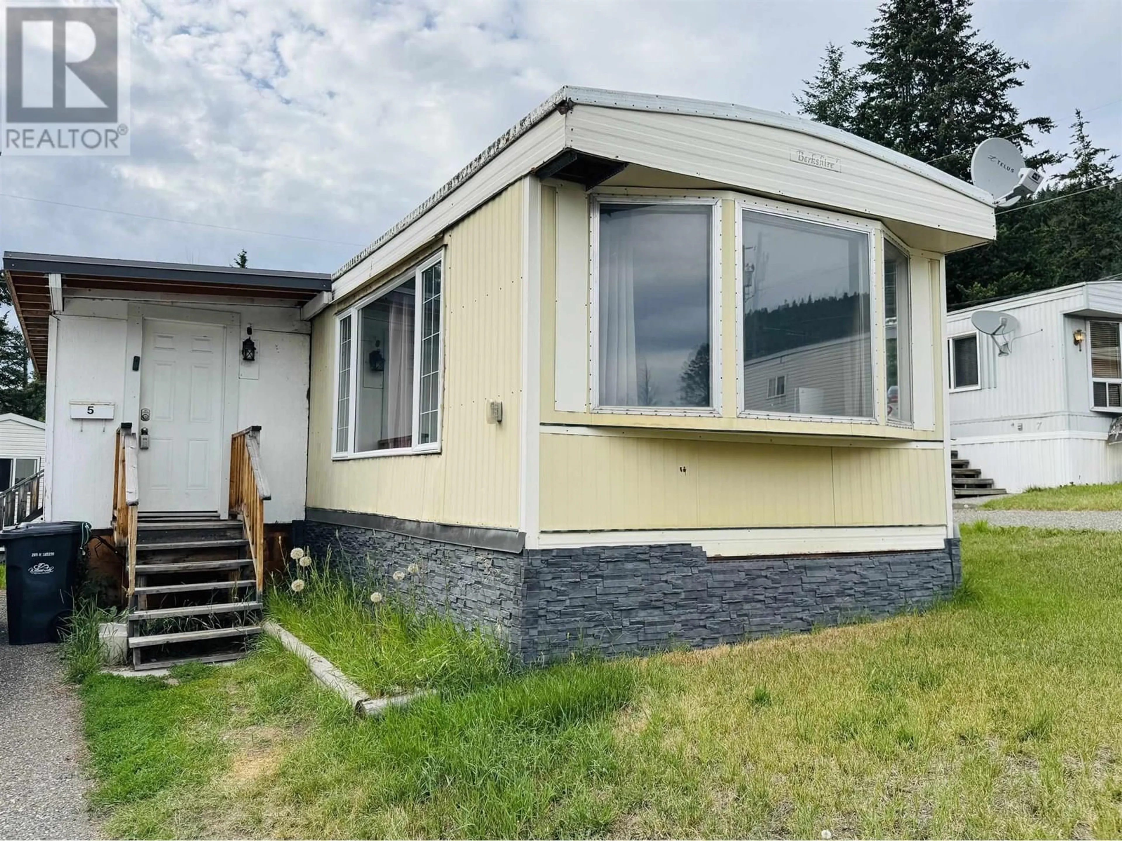 Home with vinyl exterior material, building for 5 - 770 ELEVENTH AVENUE, Williams Lake British Columbia V2G2M4