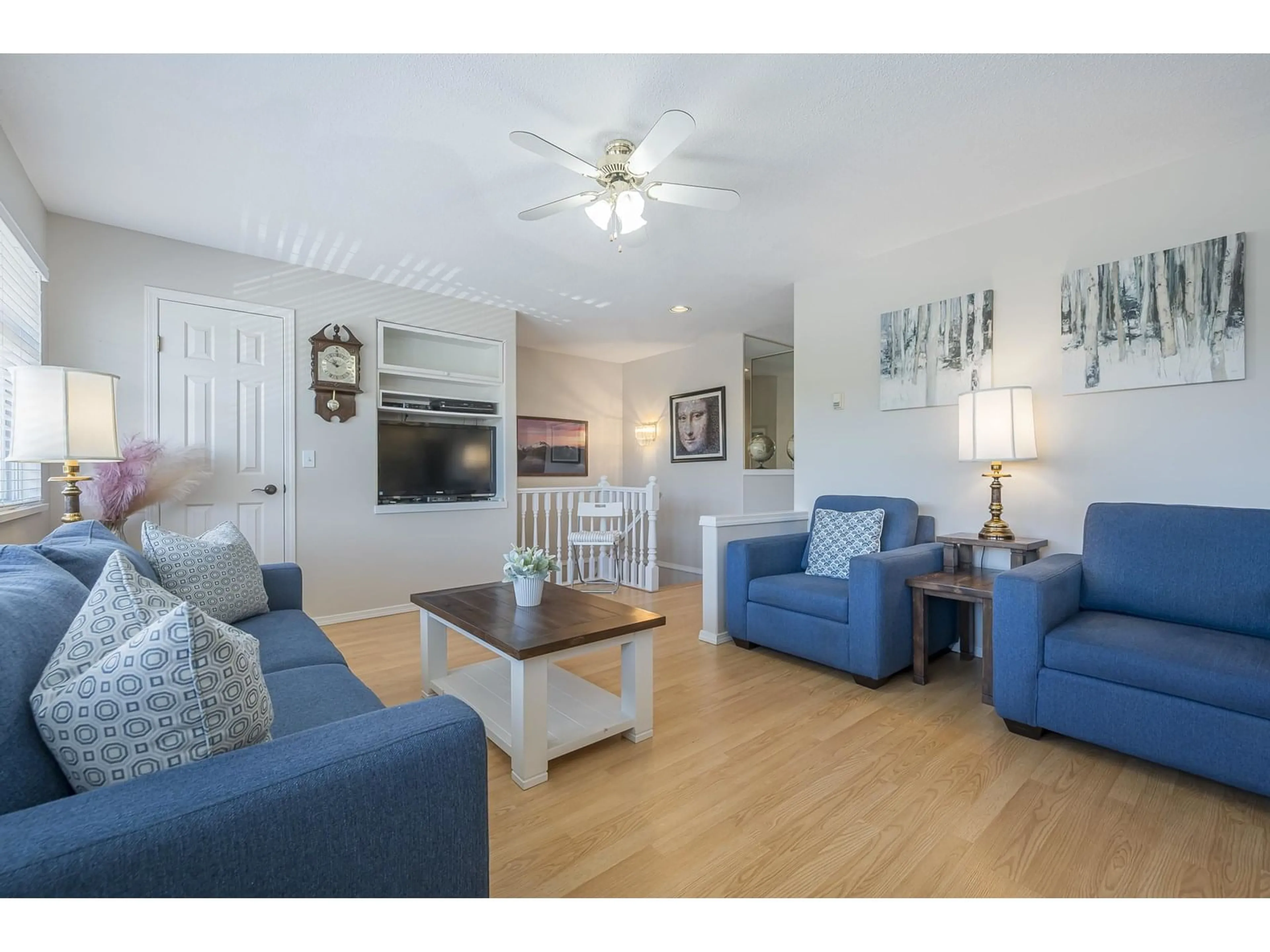 Living room with furniture, wood/laminate floor for 234 - 20391 96, Langley British Columbia V1M2L2