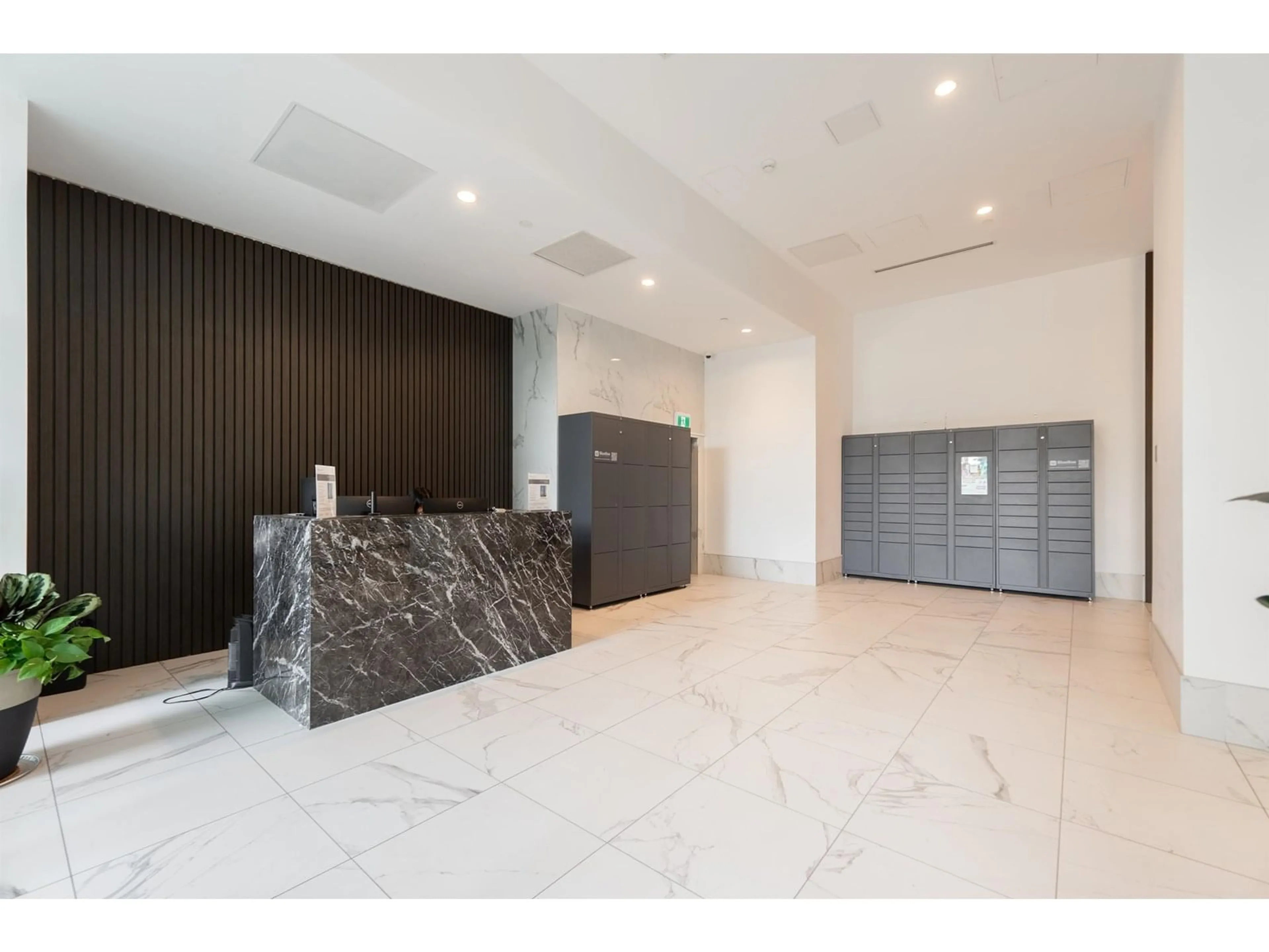 Indoor foyer for 514 - 13350 CENTRAL, Surrey British Columbia V3T0S1