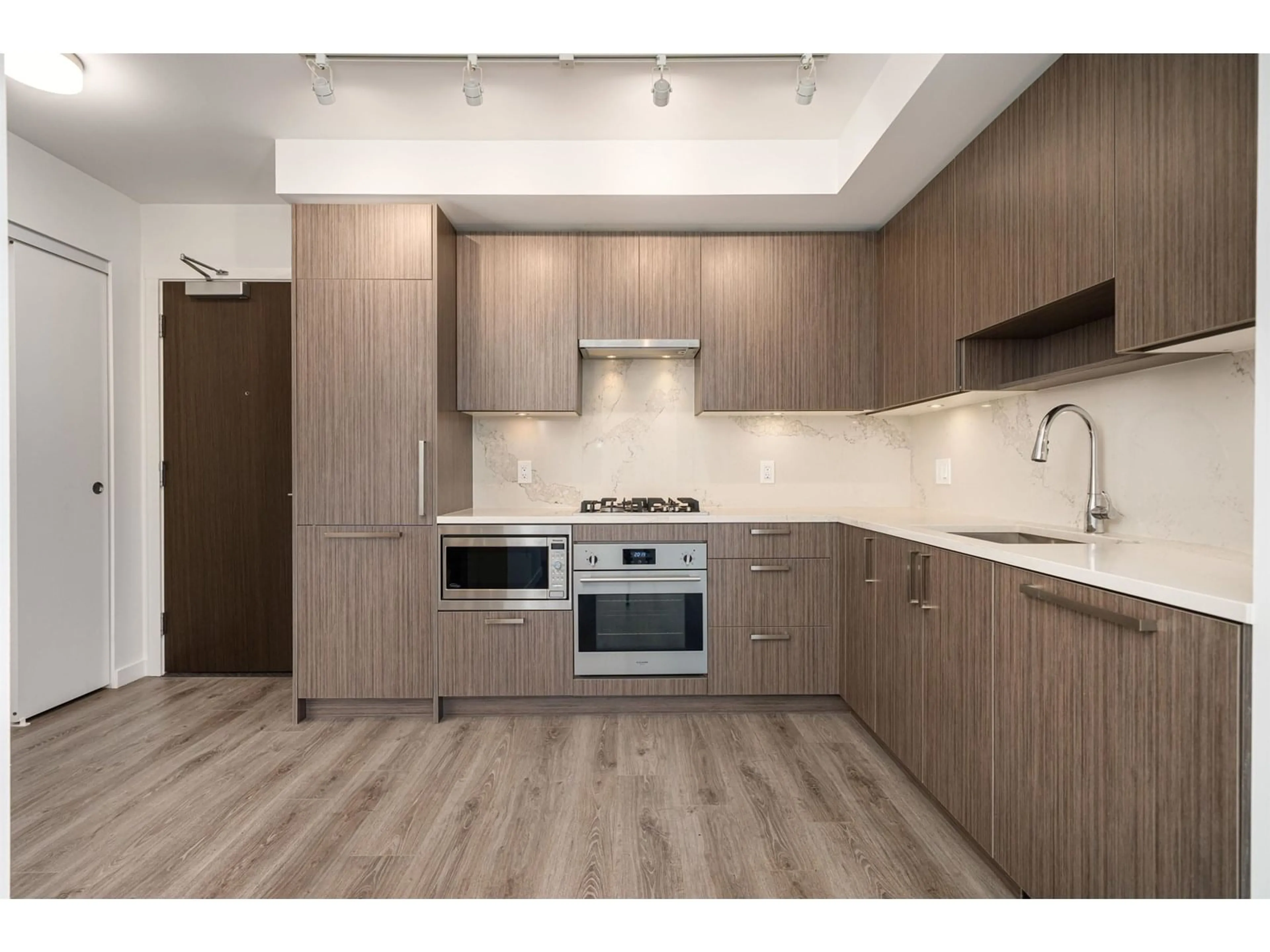 Standard kitchen, wood/laminate floor for 514 - 13350 CENTRAL, Surrey British Columbia V3T0S1