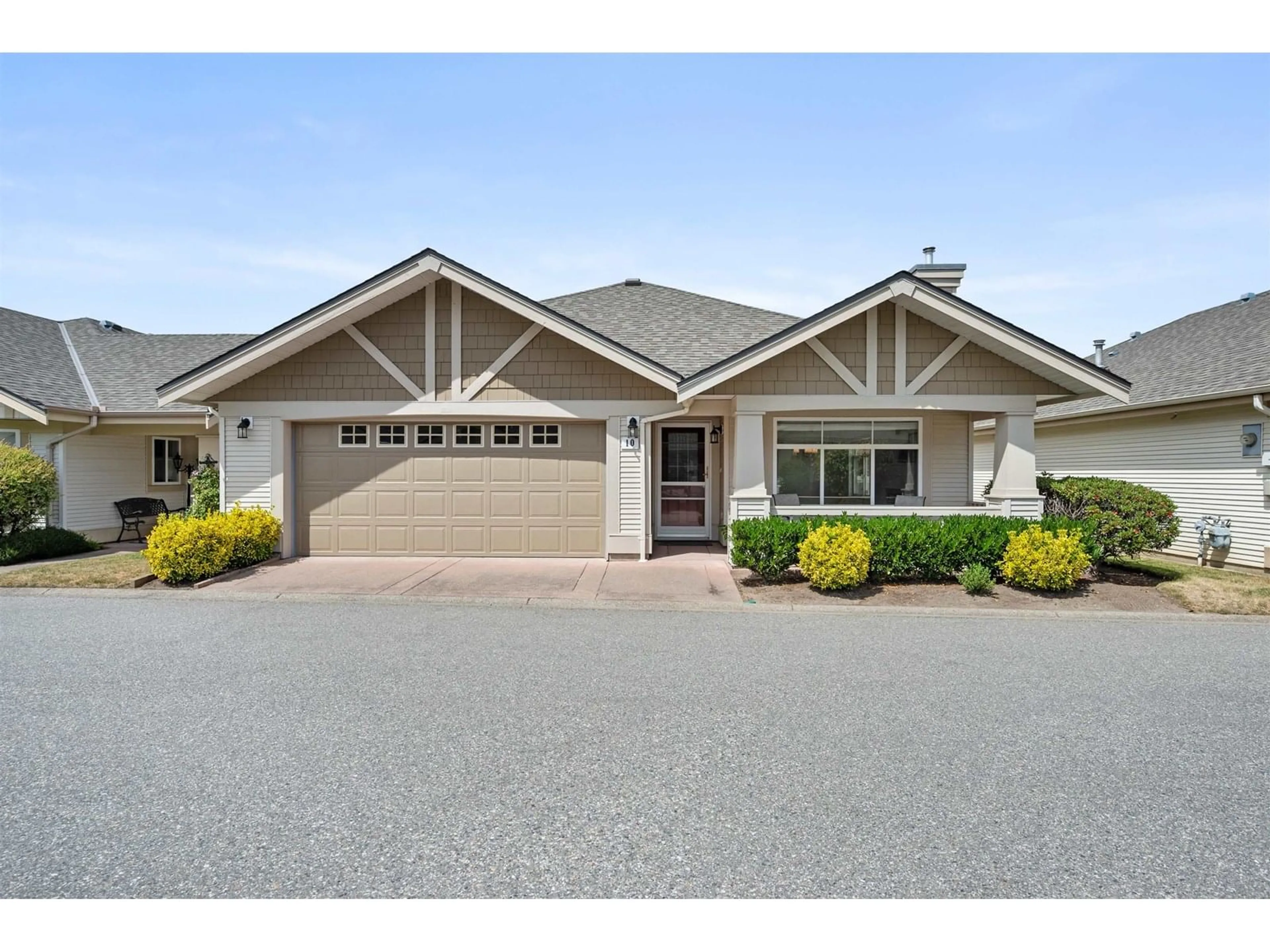 Home with vinyl exterior material, street for 10 - 8555 209, Langley British Columbia V1M3W2