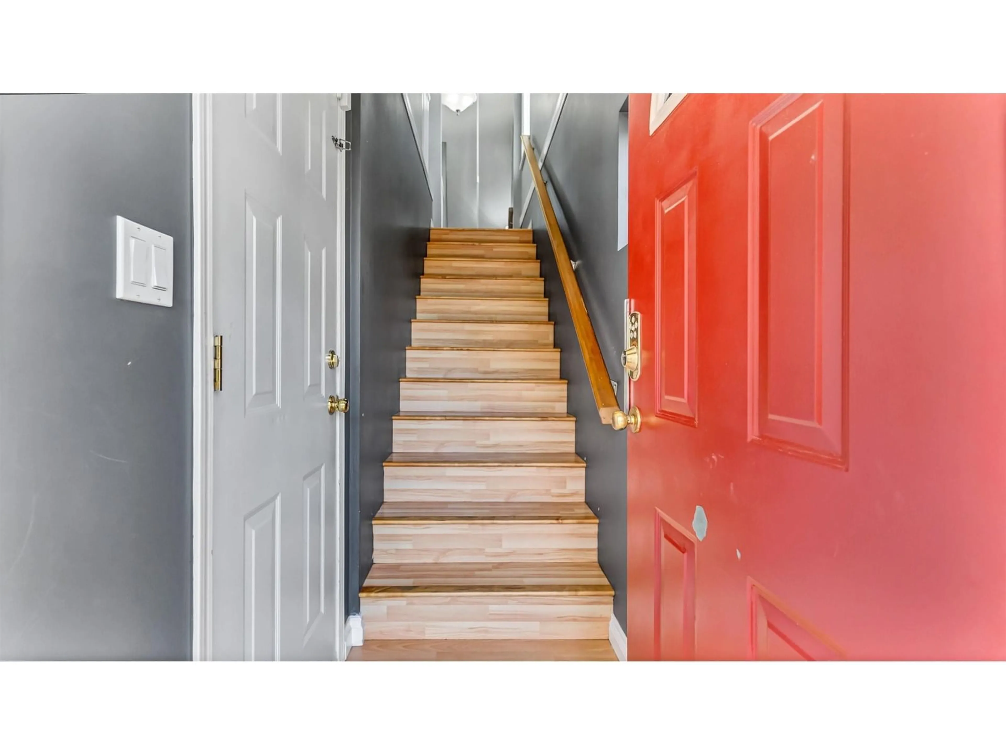 Indoor foyer for 105 - 9580 PRINCE CHARLES, Surrey British Columbia V3V1S6